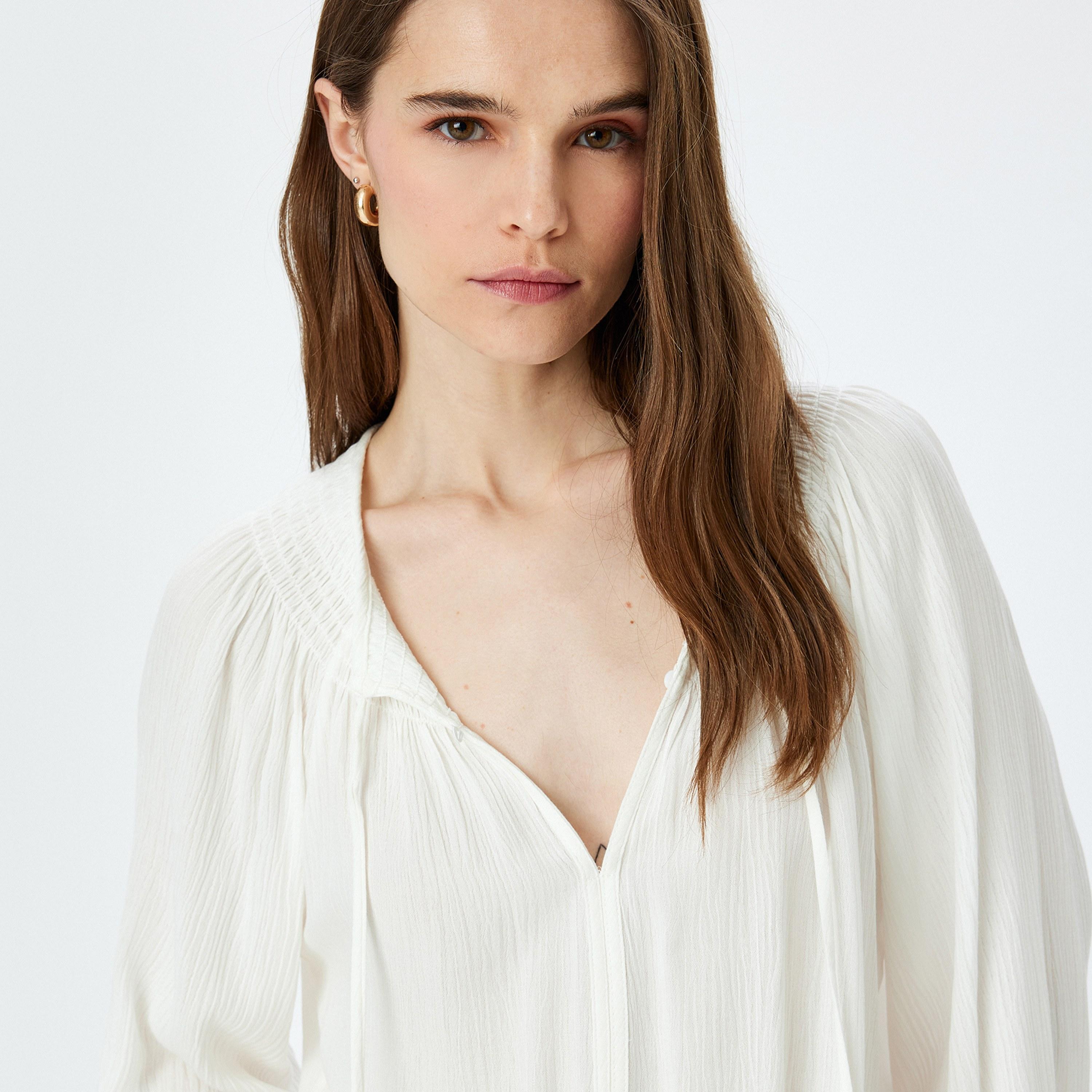 توب نسائي بأكمام بالون وياقة برباط وتصميم محكم باللون الأبيض من كوتون.-women-clothing-shirtsandblouses-blouses-image-4