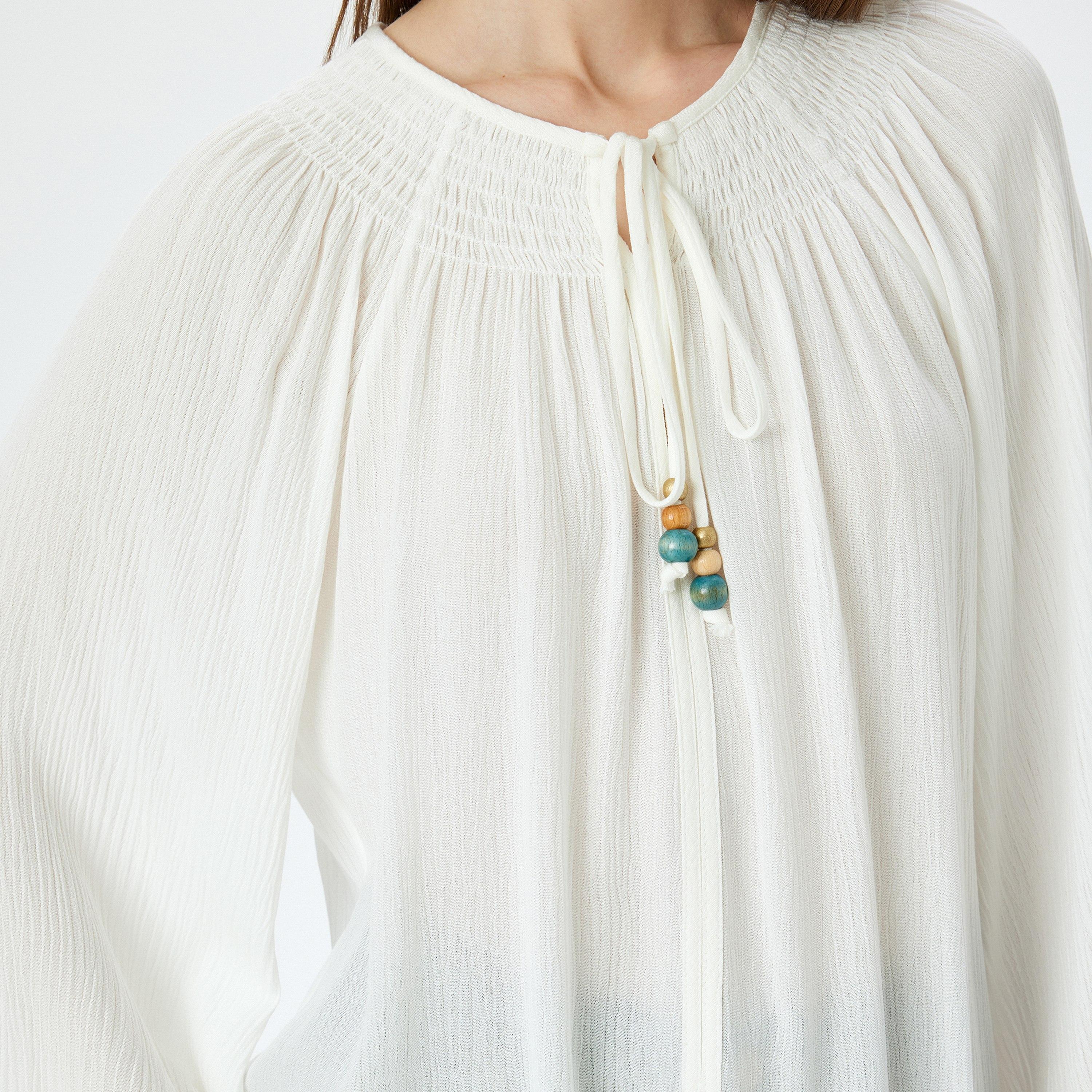 توب نسائي بأكمام بالون وياقة برباط وتصميم محكم باللون الأبيض من كوتون.-women-clothing-shirtsandblouses-blouses-image-5