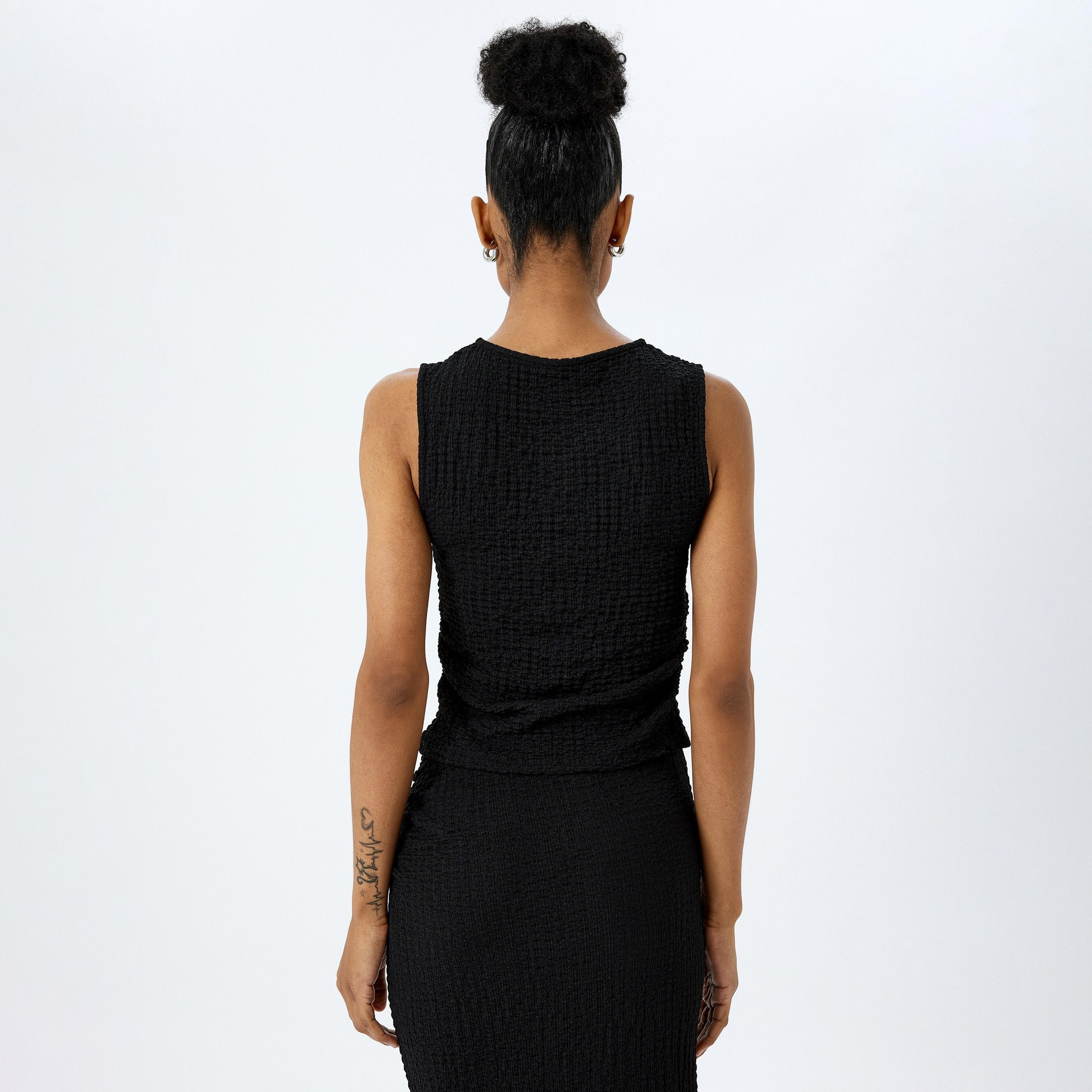 قميص نسائي بدون أكمام من كوتون الأسود ذو الرقبة المستديرة المجعدة-women-clothing-shirtsandblouses-blouses-image-3