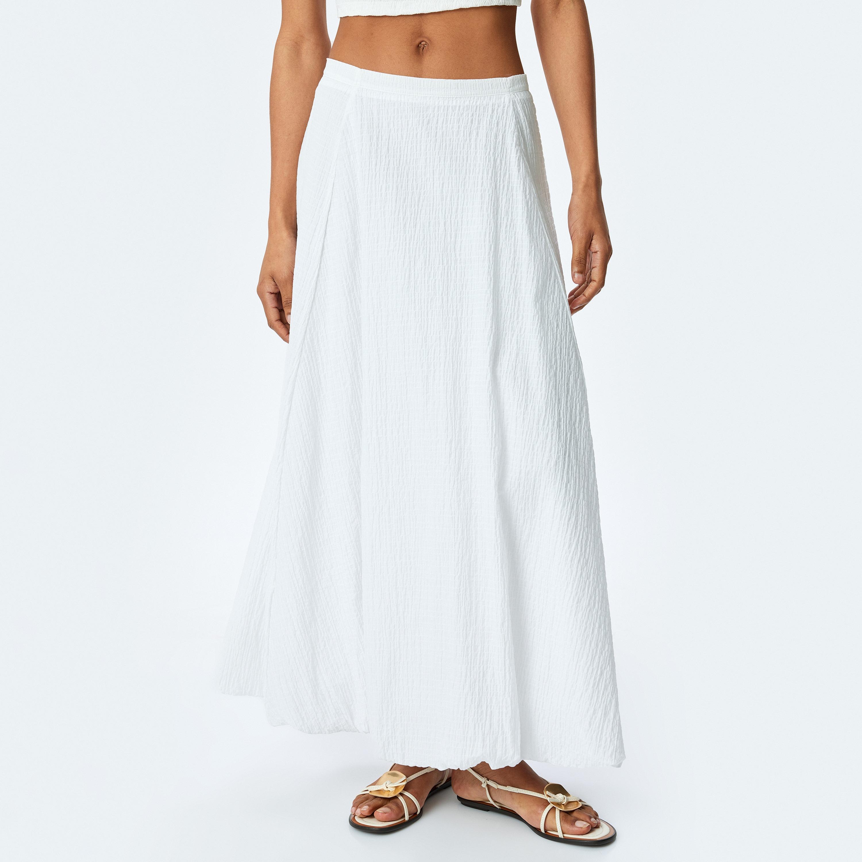 تنورة نسائية بارزة الملمس بتصميم واسع (فليرد) بلون أبيض من كوتون-women-clothing-bottoms-skirts-image-1