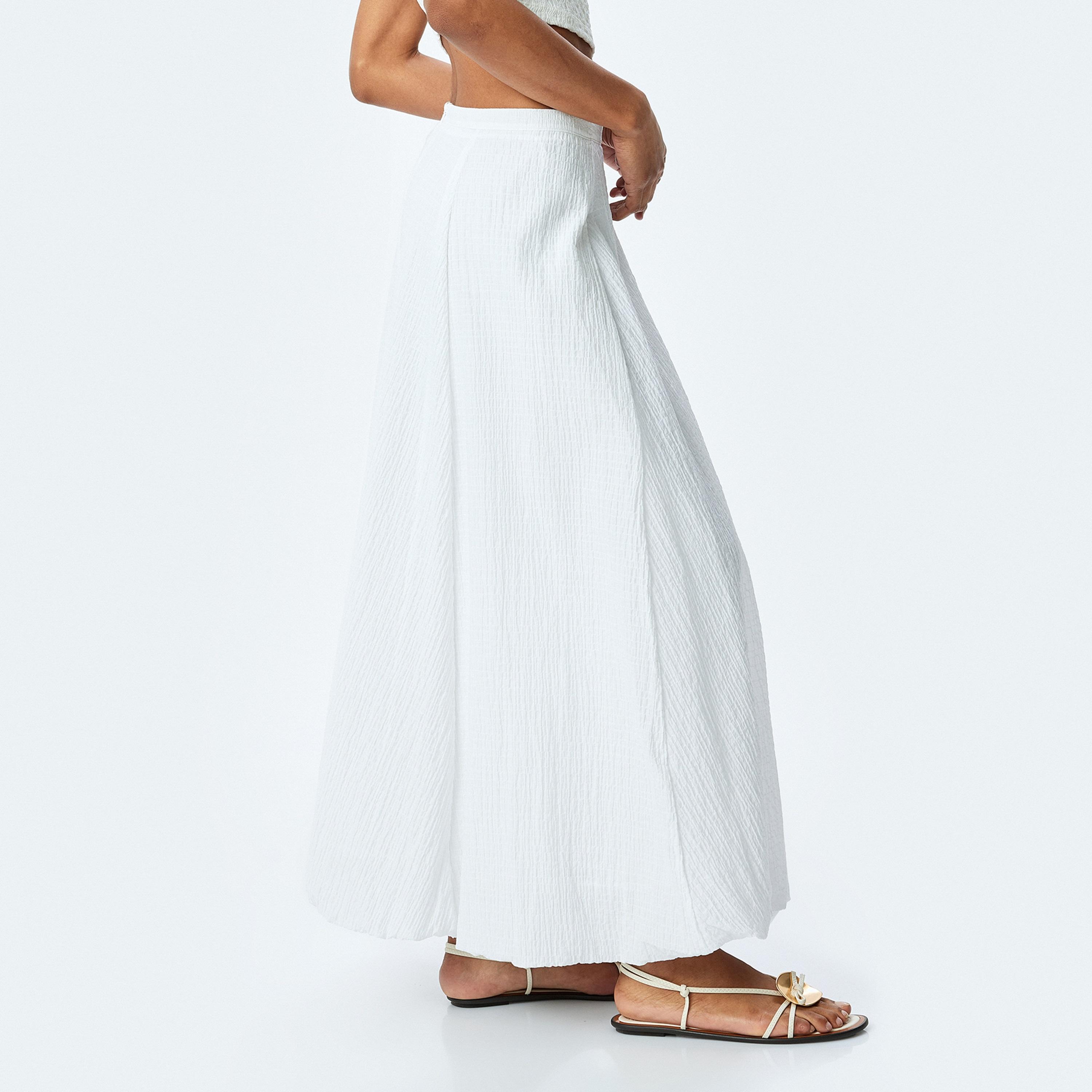 تنورة نسائية بارزة الملمس بتصميم واسع (فليرد) بلون أبيض من كوتون-women-clothing-bottoms-skirts-image-3