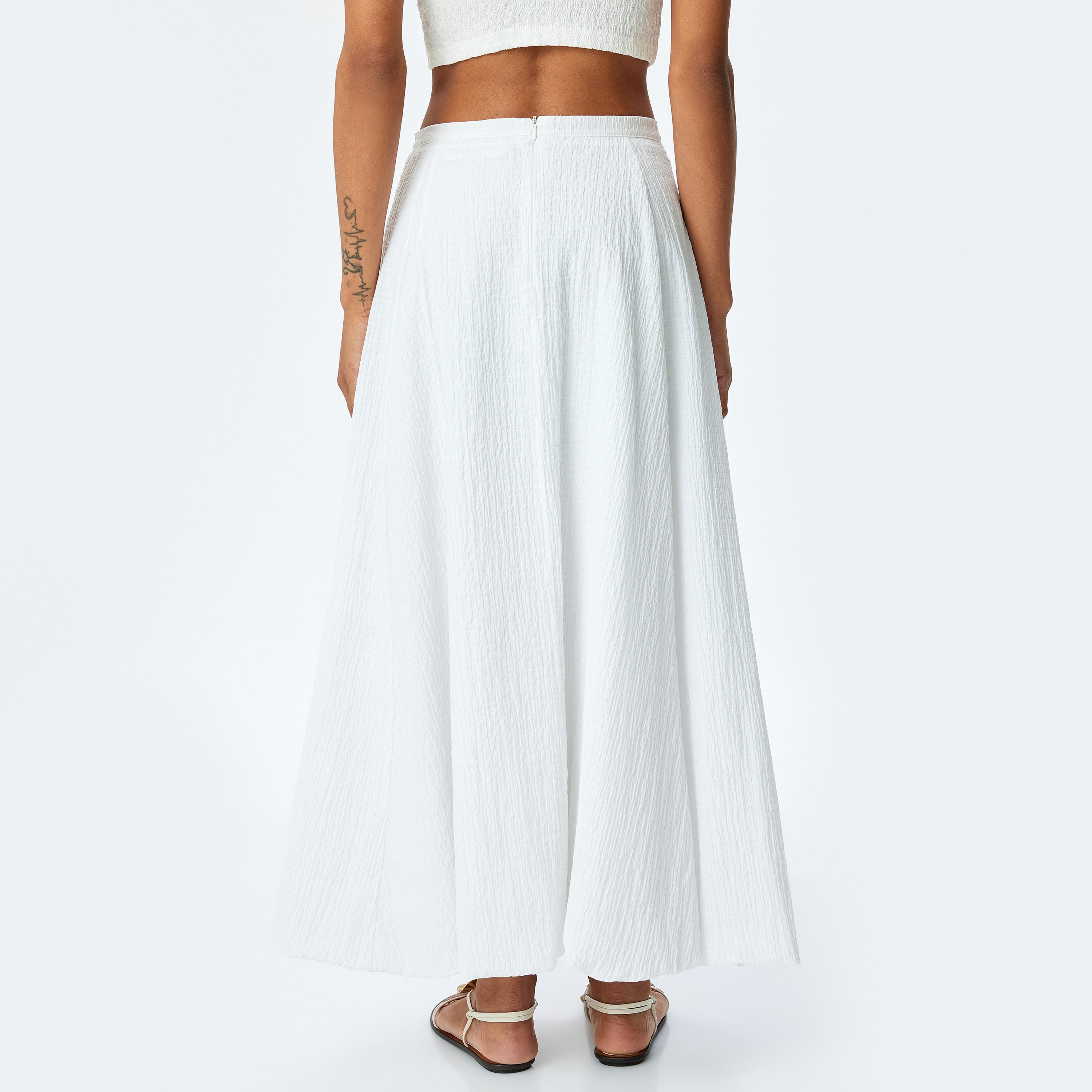 تنورة نسائية بارزة الملمس بتصميم واسع (فليرد) بلون أبيض من كوتون-women-clothing-bottoms-skirts-image-4