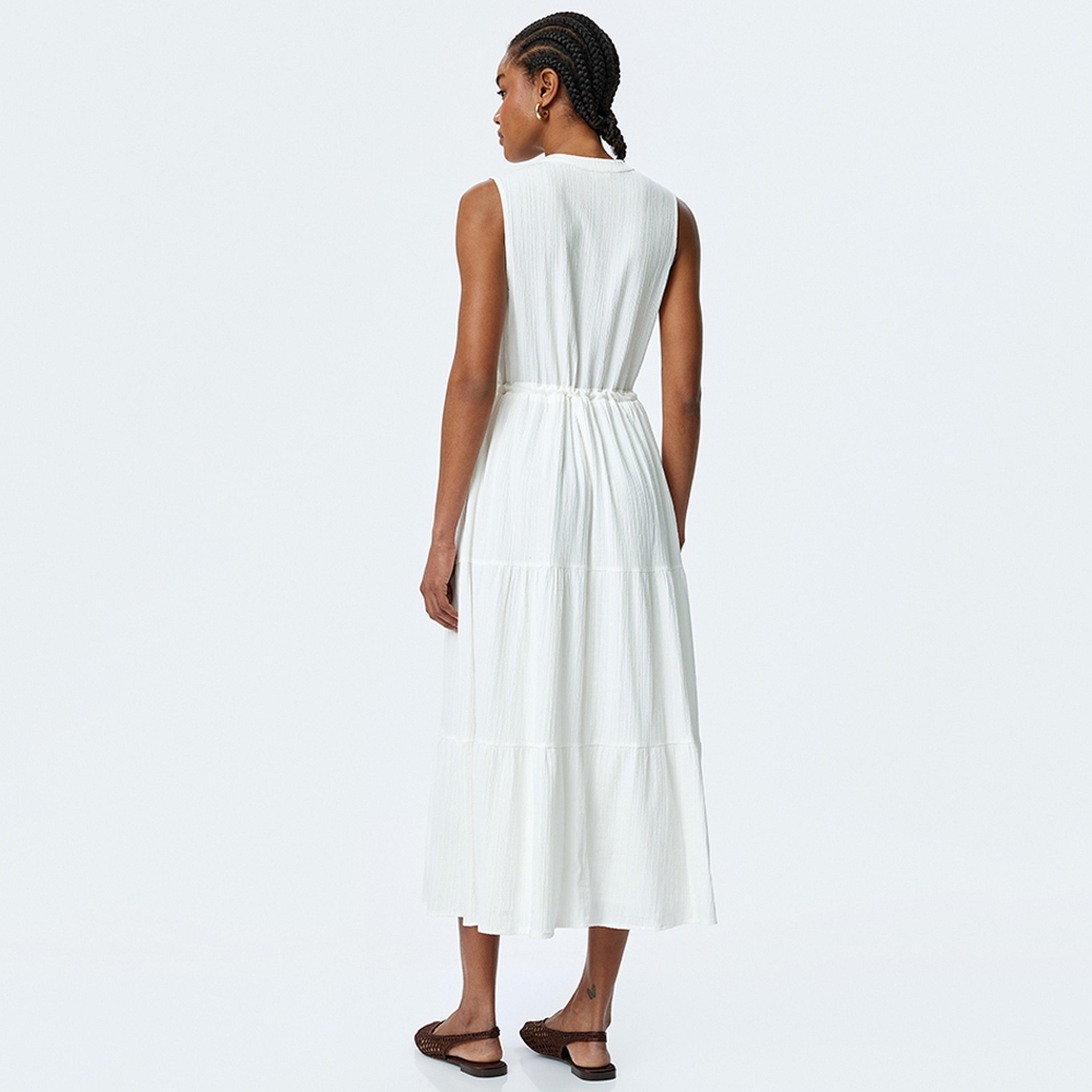 فستان ميدي نسائي بياقة الماندرين وتصميم محكم وطبقات باللون الأبيض من كوتون.-women-clothing-dresses-image-3