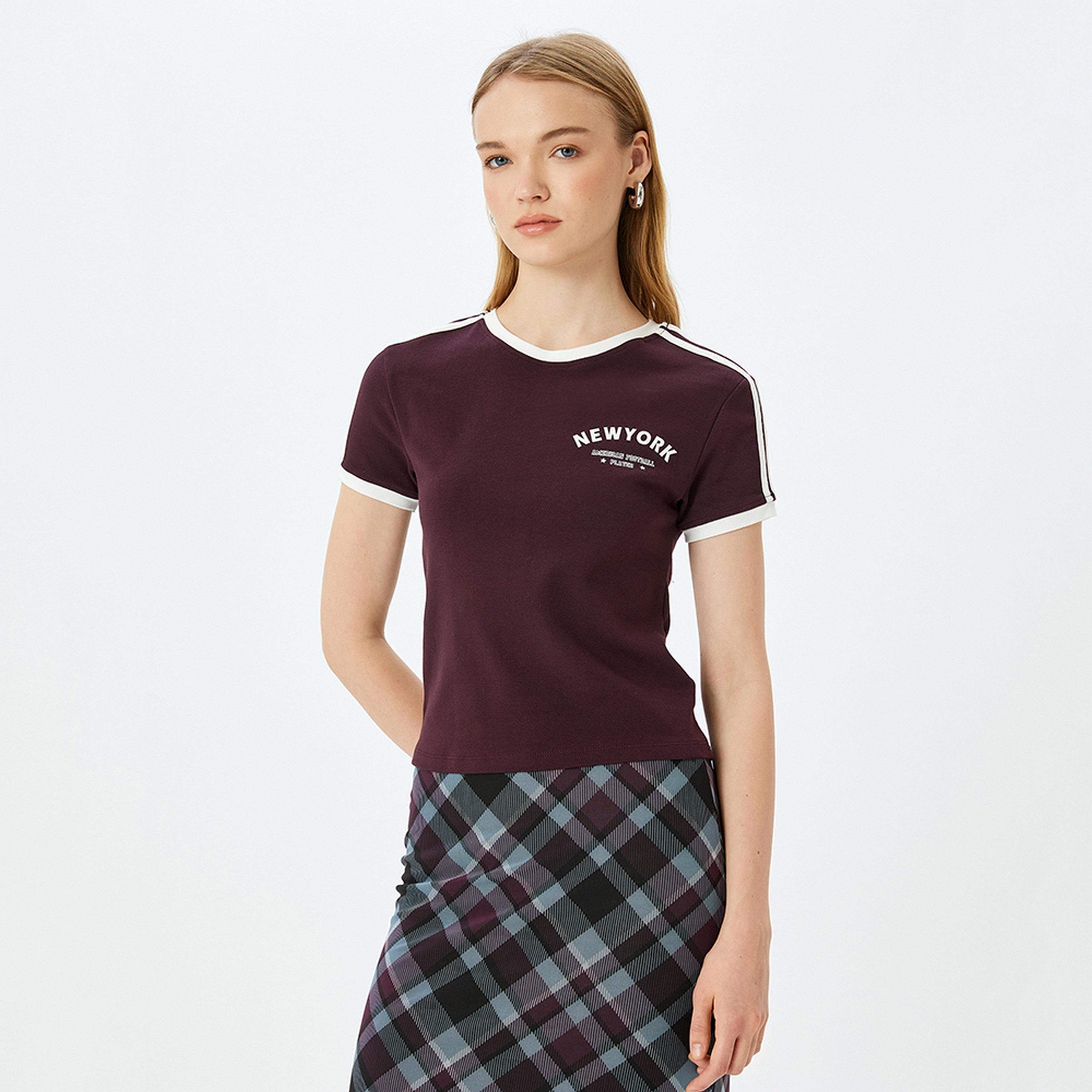 تيشيرت فارستي نسائي بأكمام قصيرة وياقة دائرية وطبعة جرافيك باللون العنابي من كوتون.-women-clothing-tshirts-image-1
