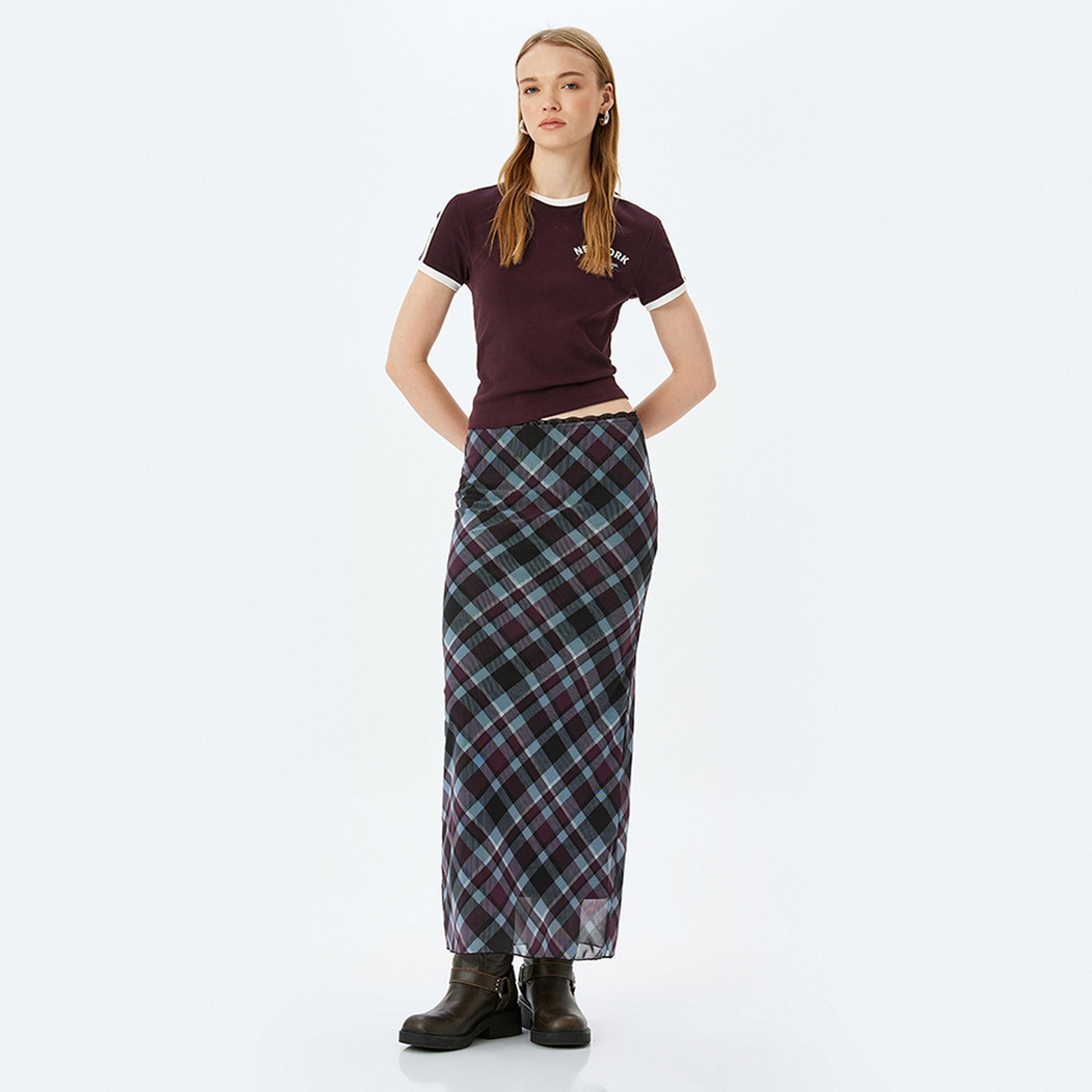 تيشيرت فارستي نسائي بأكمام قصيرة وياقة دائرية وطبعة جرافيك باللون العنابي من كوتون.-women-clothing-tshirts-image-2
