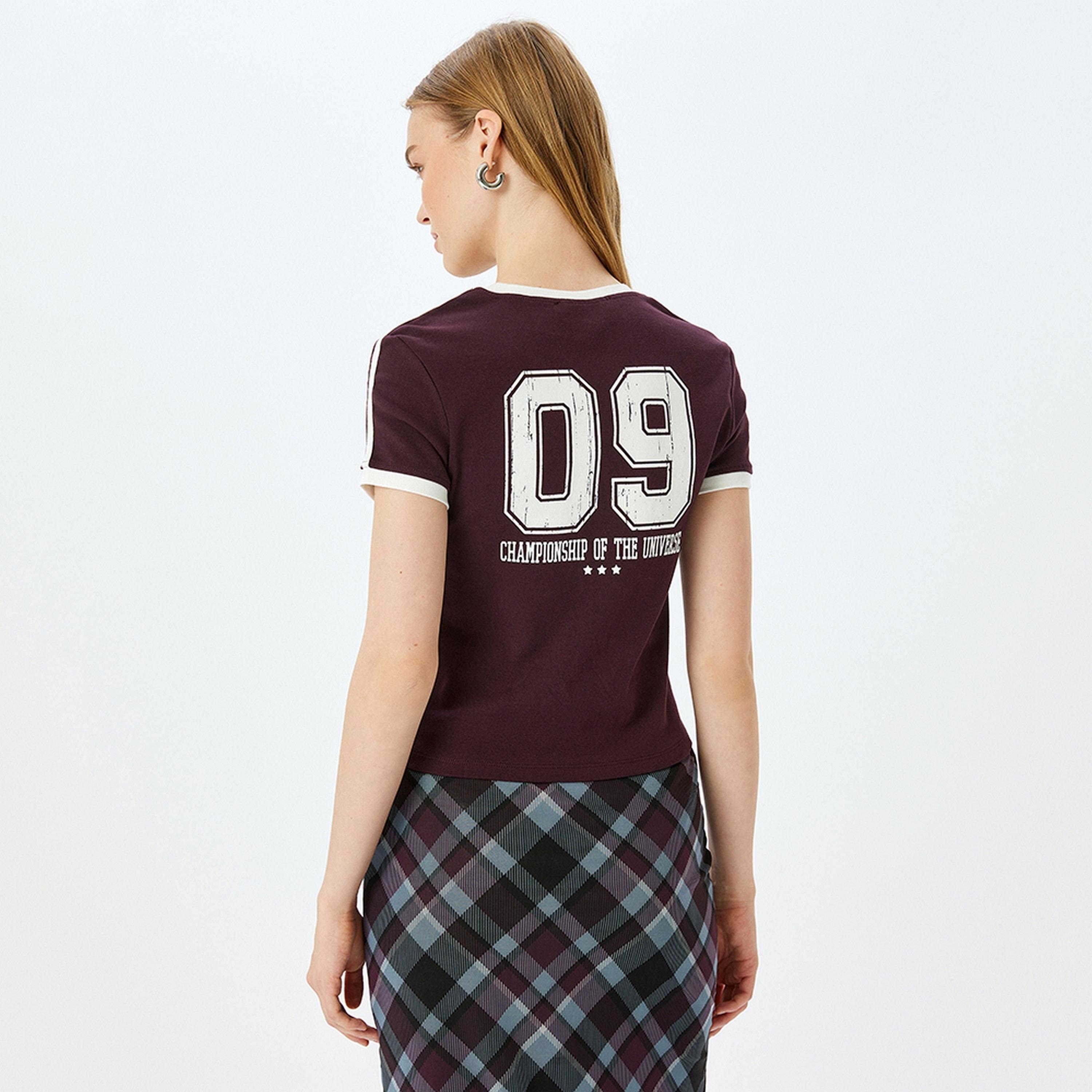 تيشيرت فارستي نسائي بأكمام قصيرة وياقة دائرية وطبعة جرافيك باللون العنابي من كوتون.-women-clothing-tshirts-image-3