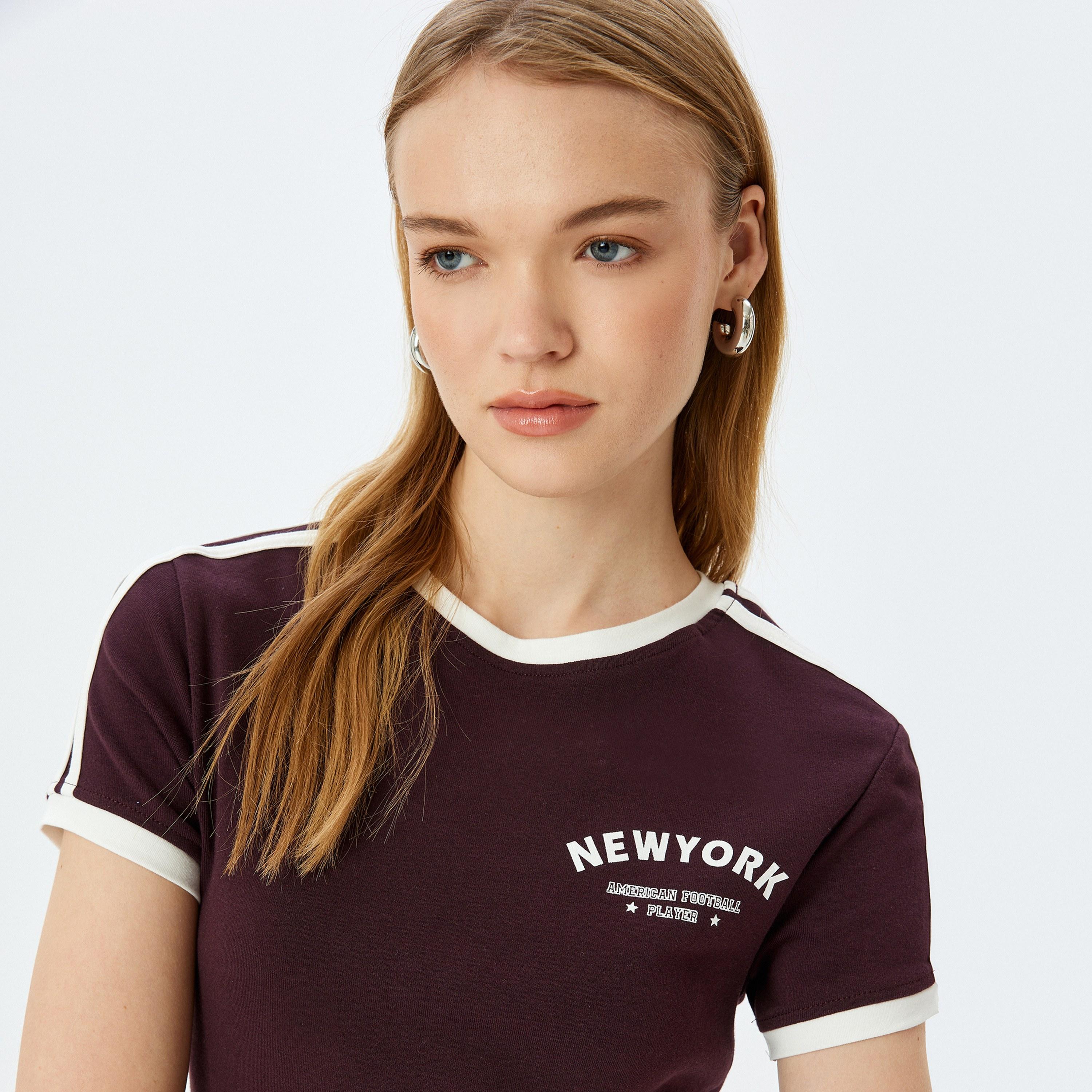 تيشيرت فارستي نسائي بأكمام قصيرة وياقة دائرية وطبعة جرافيك باللون العنابي من كوتون.-women-clothing-tshirts-image-4