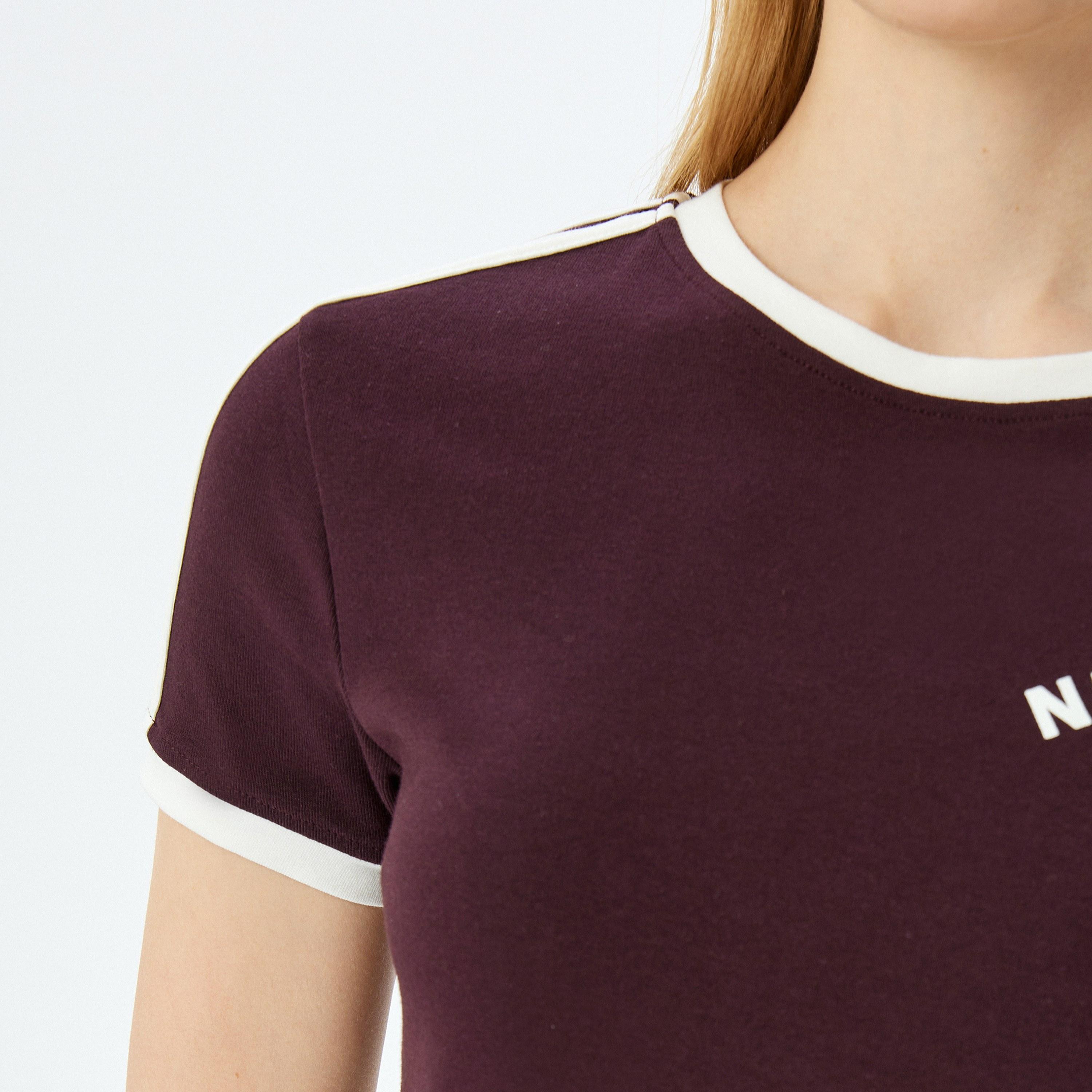 تيشيرت فارستي نسائي بأكمام قصيرة وياقة دائرية وطبعة جرافيك باللون العنابي من كوتون.-women-clothing-tshirts-image-5