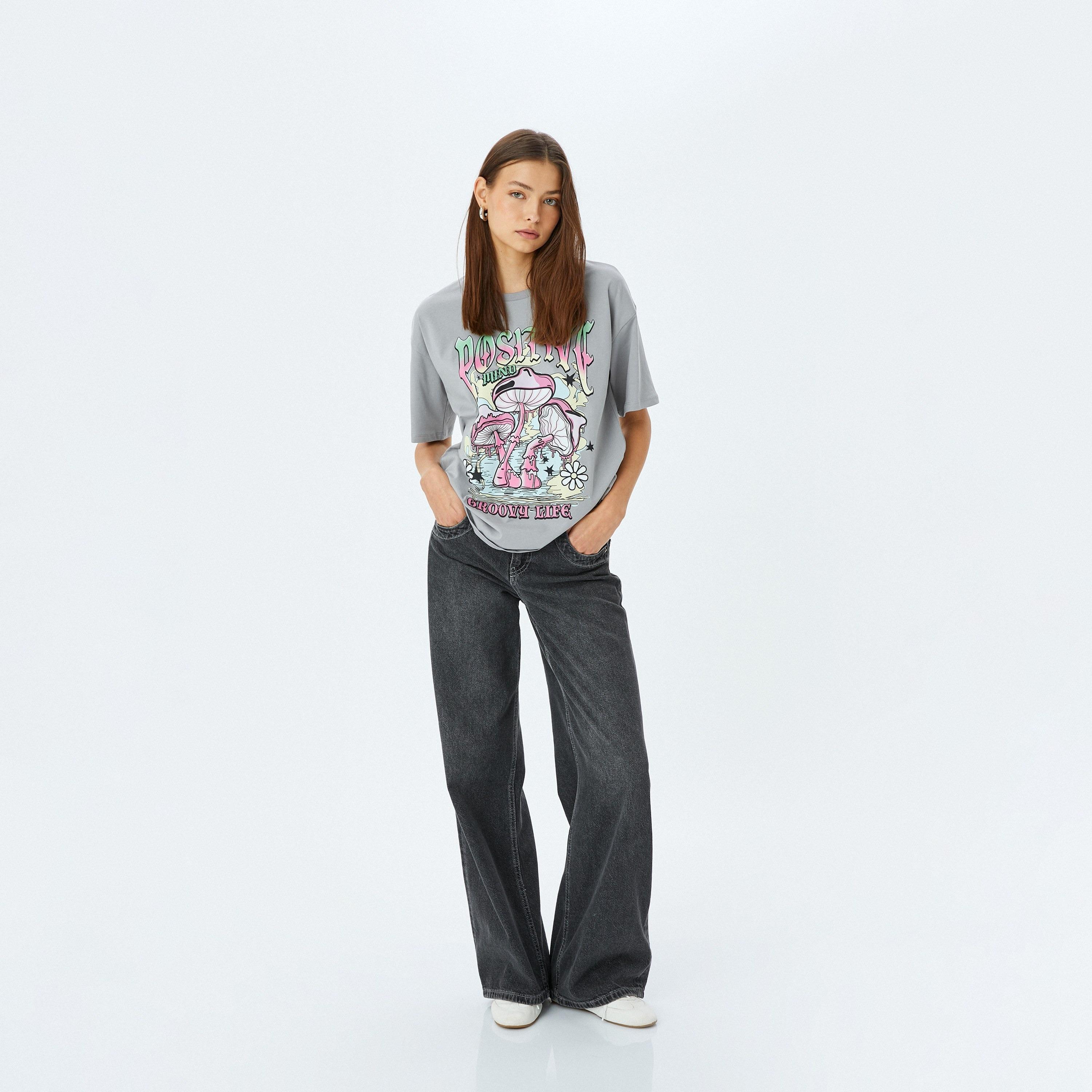 كوتون رمادي بطبعة جرافيكية بياقة دائرية بأكمام منخفضة قميص نسائي-women-clothing-tshirts-image-2