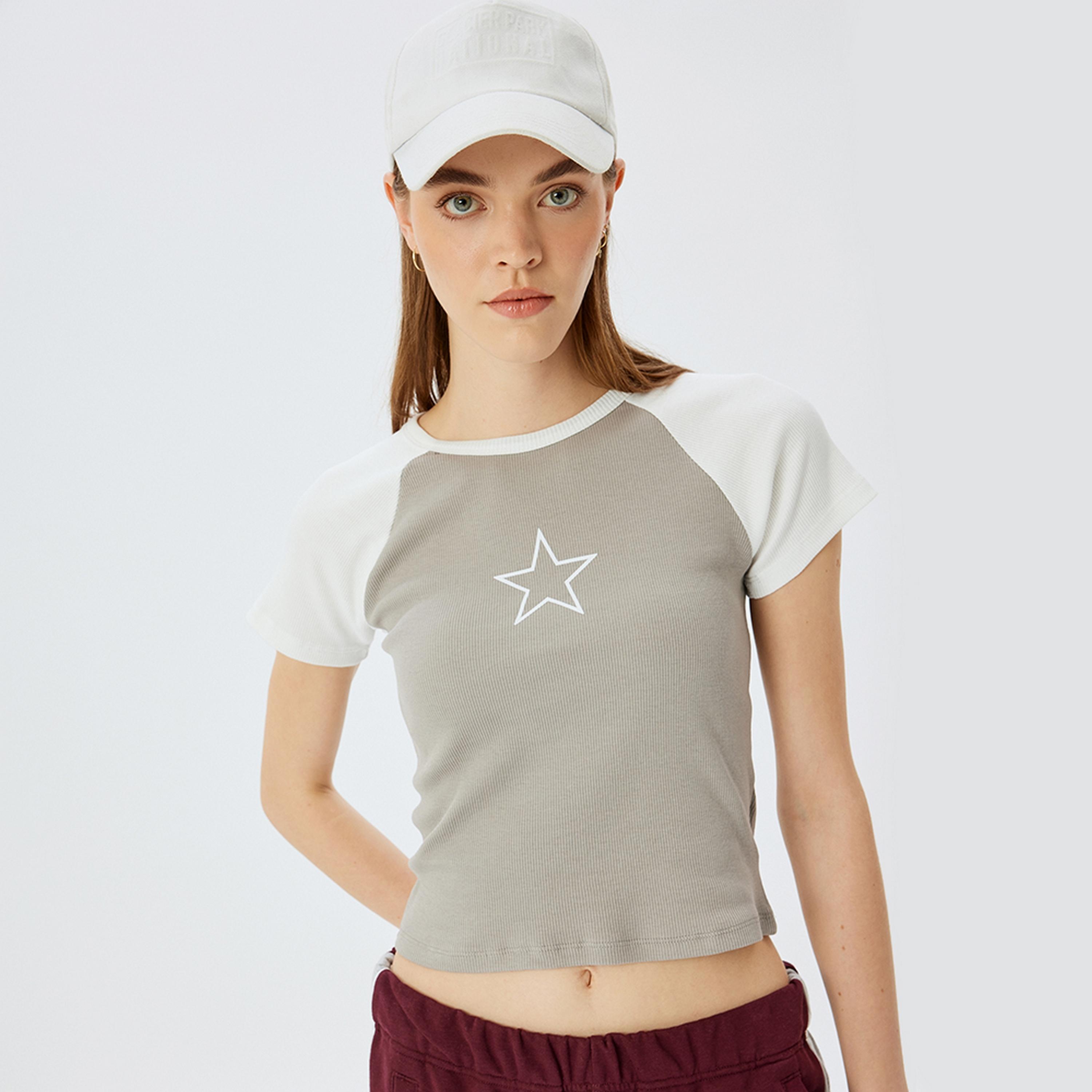 تيشيرت نسائي بأكمام قصيرة وياقة دائرية وتصميم بلونين باللون الرمادي من كوتون.-women-clothing-tshirts-image-1