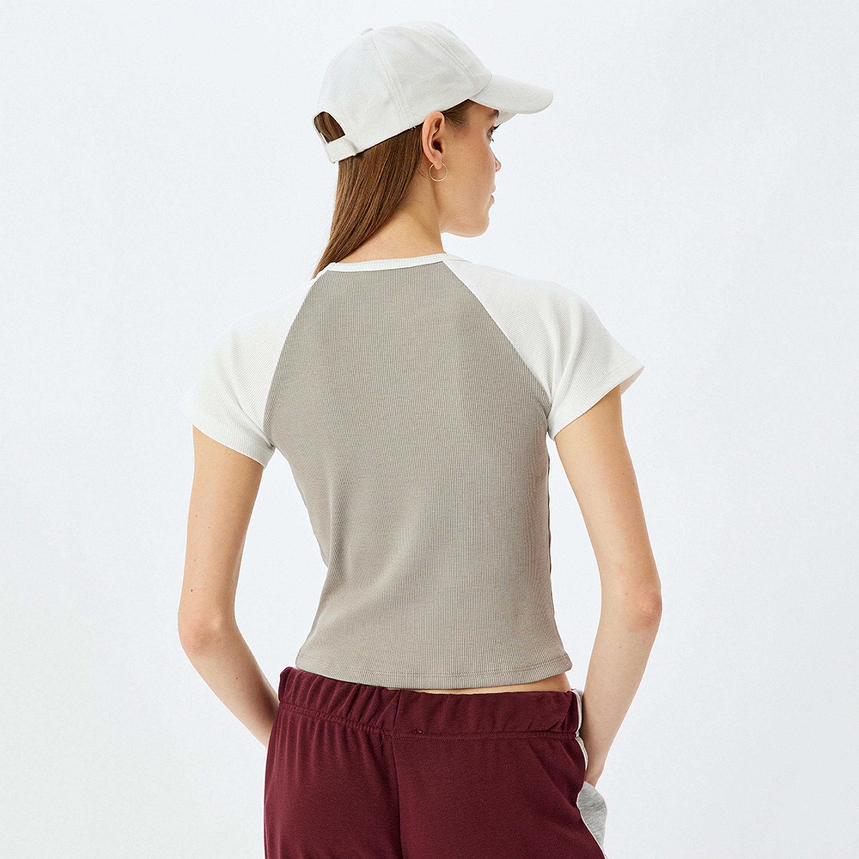 تيشيرت نسائي بأكمام قصيرة وياقة دائرية وتصميم بلونين باللون الرمادي من كوتون.-women-clothing-tshirts-image-3