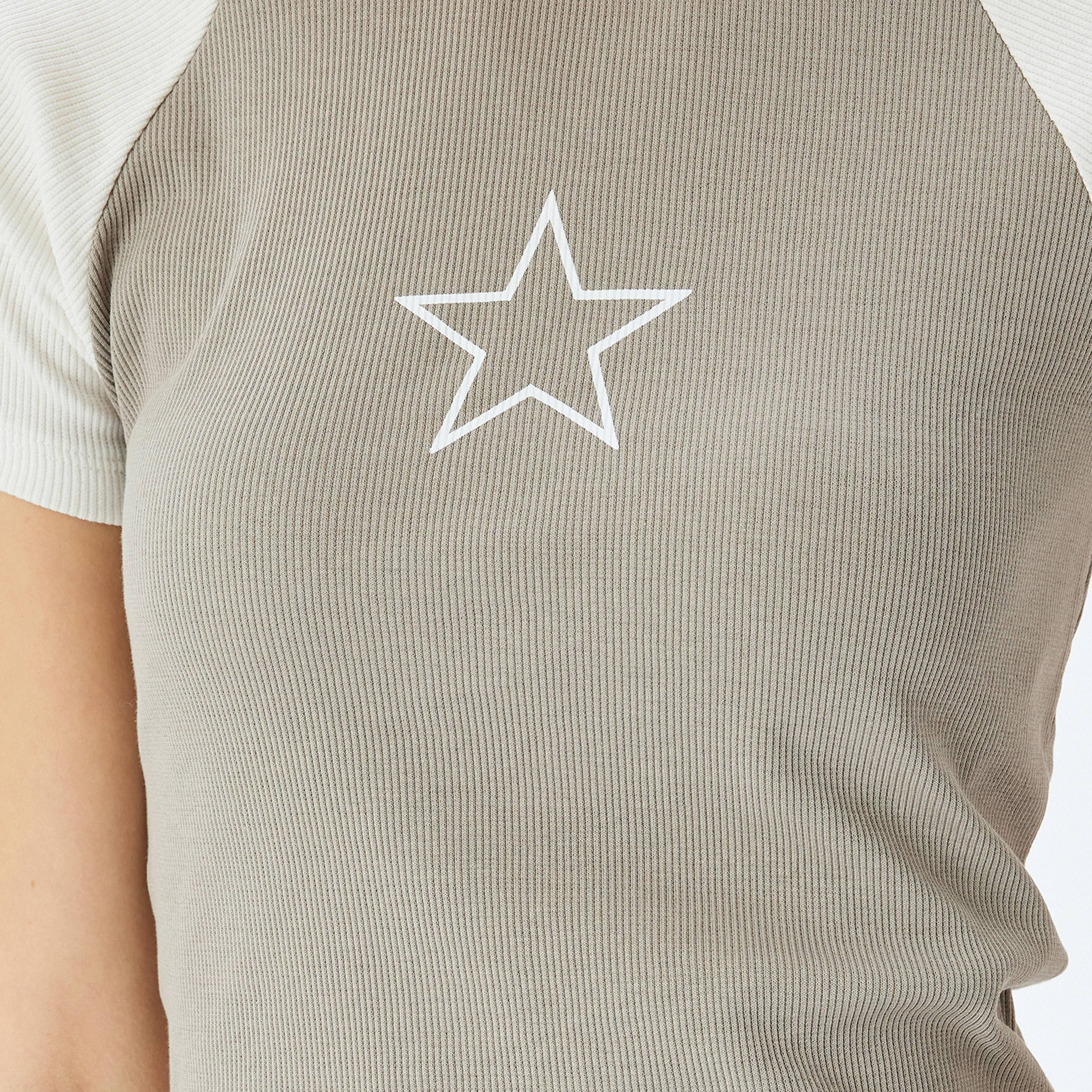 تيشيرت نسائي بأكمام قصيرة وياقة دائرية وتصميم بلونين باللون الرمادي من كوتون.-women-clothing-tshirts-image-4