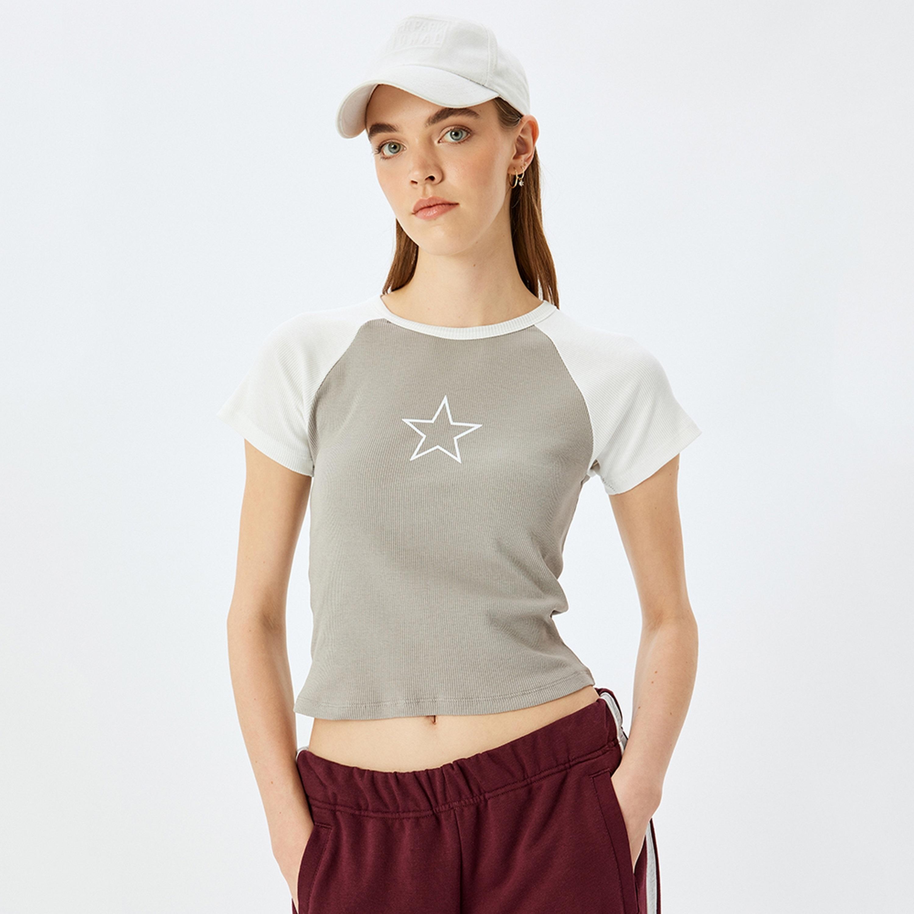 تيشيرت نسائي بأكمام قصيرة وياقة دائرية وتصميم بلونين باللون الرمادي من كوتون.-women-clothing-tshirts-image-5