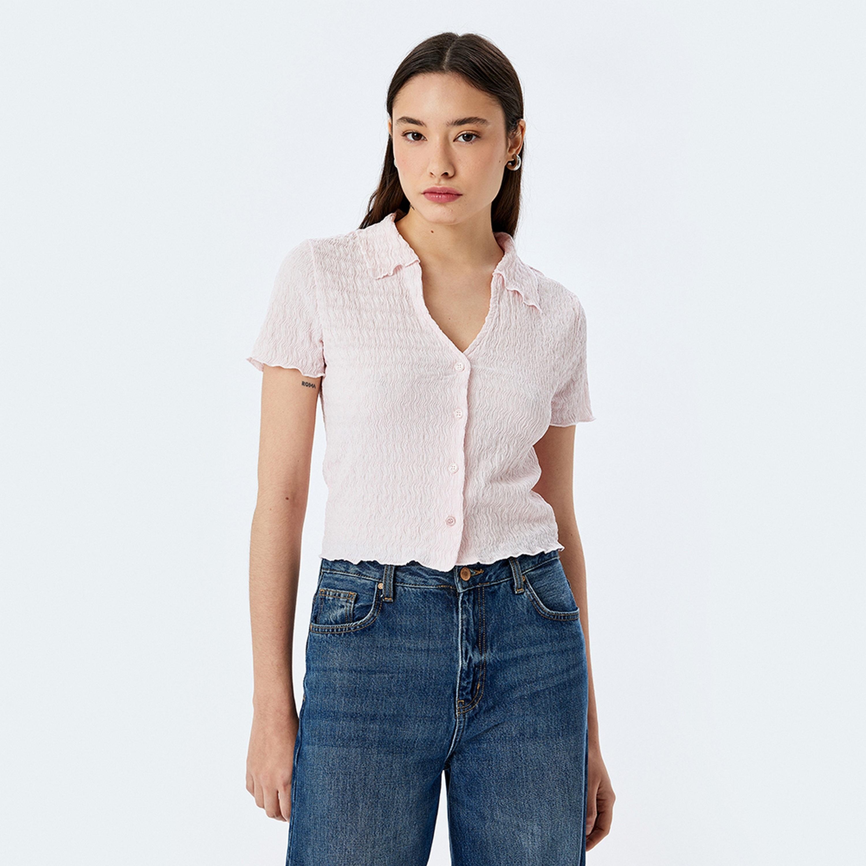 قميص نسائي بأكمام قصيرة وياقة وتصميم محكم من كوتون.-women-clothing-shirtsandblouses-shirts-image-1