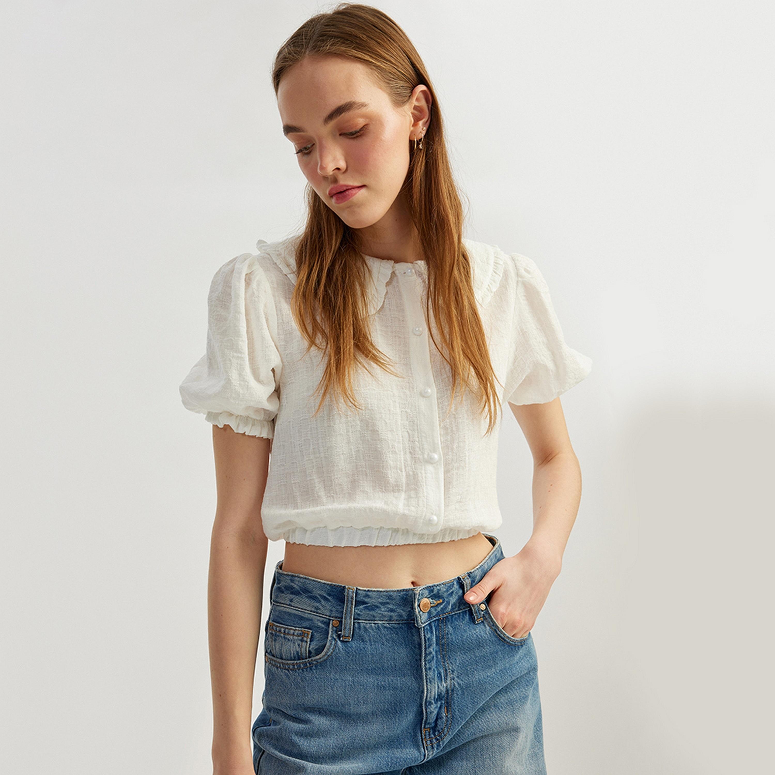 توب نسائي بأكمام بف وياقة بيتر بان باللون الأبيض من كوتون.-women-clothing-shirtsandblouses-blouses-image-1