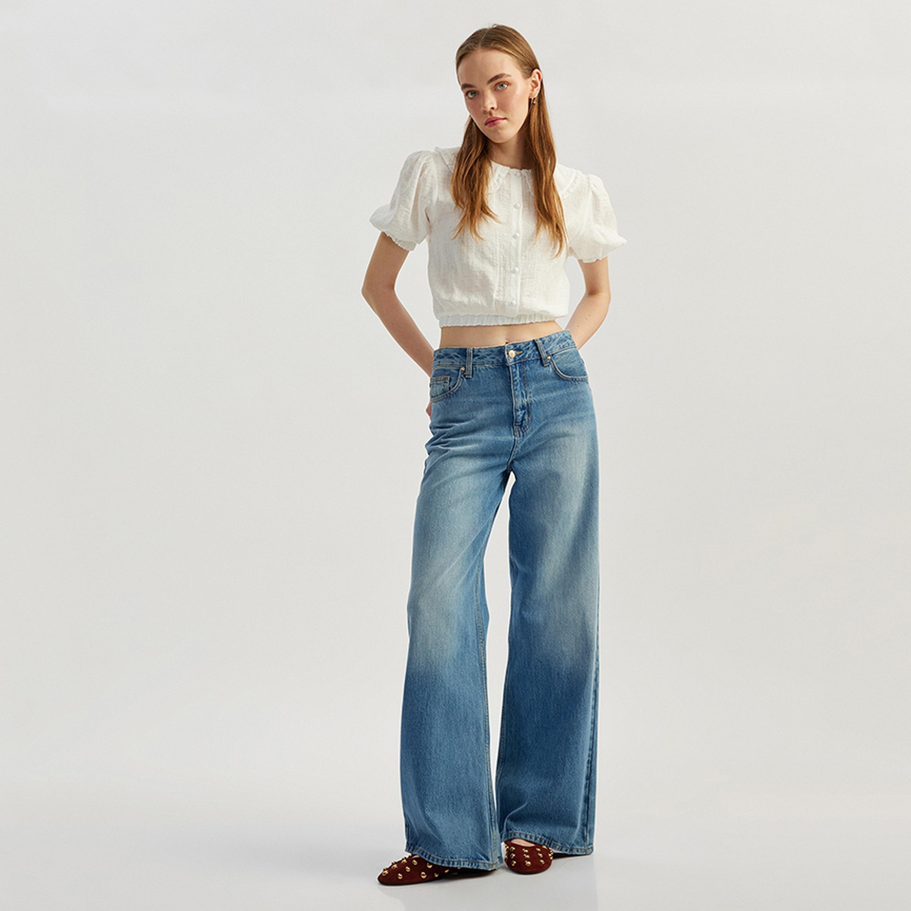 توب نسائي بأكمام بف وياقة بيتر بان باللون الأبيض من كوتون.-women-clothing-shirtsandblouses-blouses-image-2