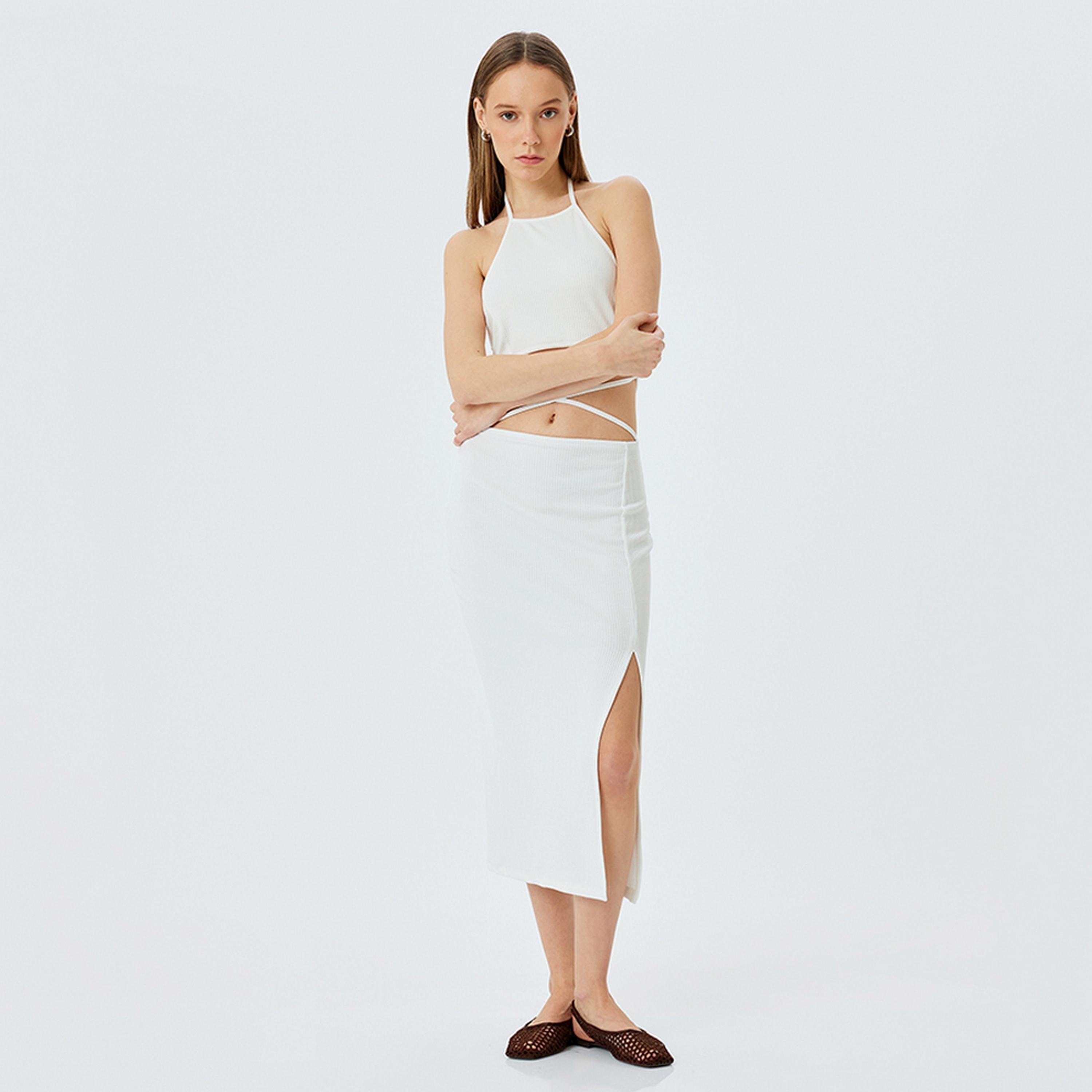 فستان ميني نسائي بفتحة جانبية وياقة رسن وتصميم محكم باللون الأبيض من كوتون.-women-clothing-dresses-image-4