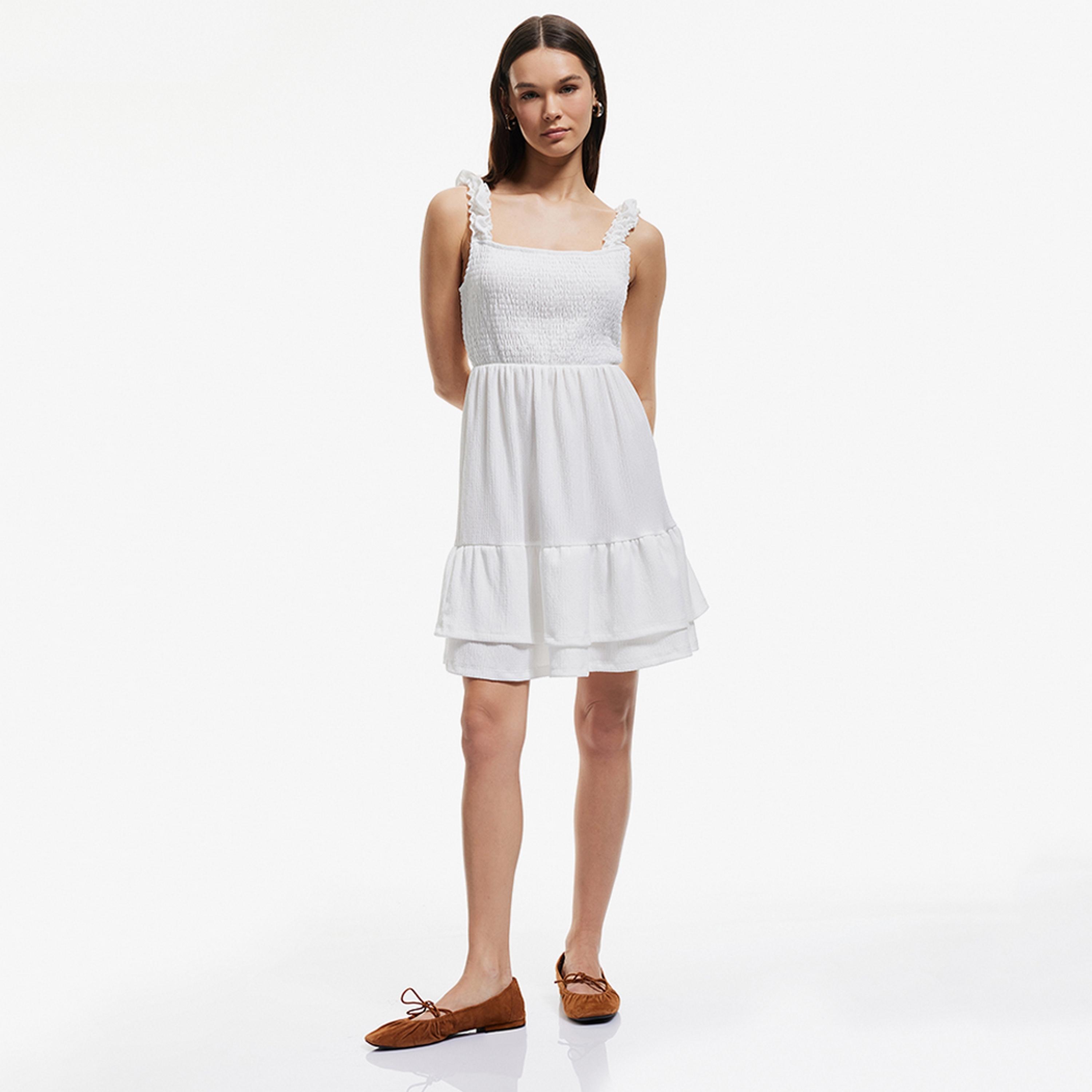 فستان ميني نسائي بياقة مربعة ومزموم باللون الأبيض من كوتون.-women-clothing-dresses-image-1
