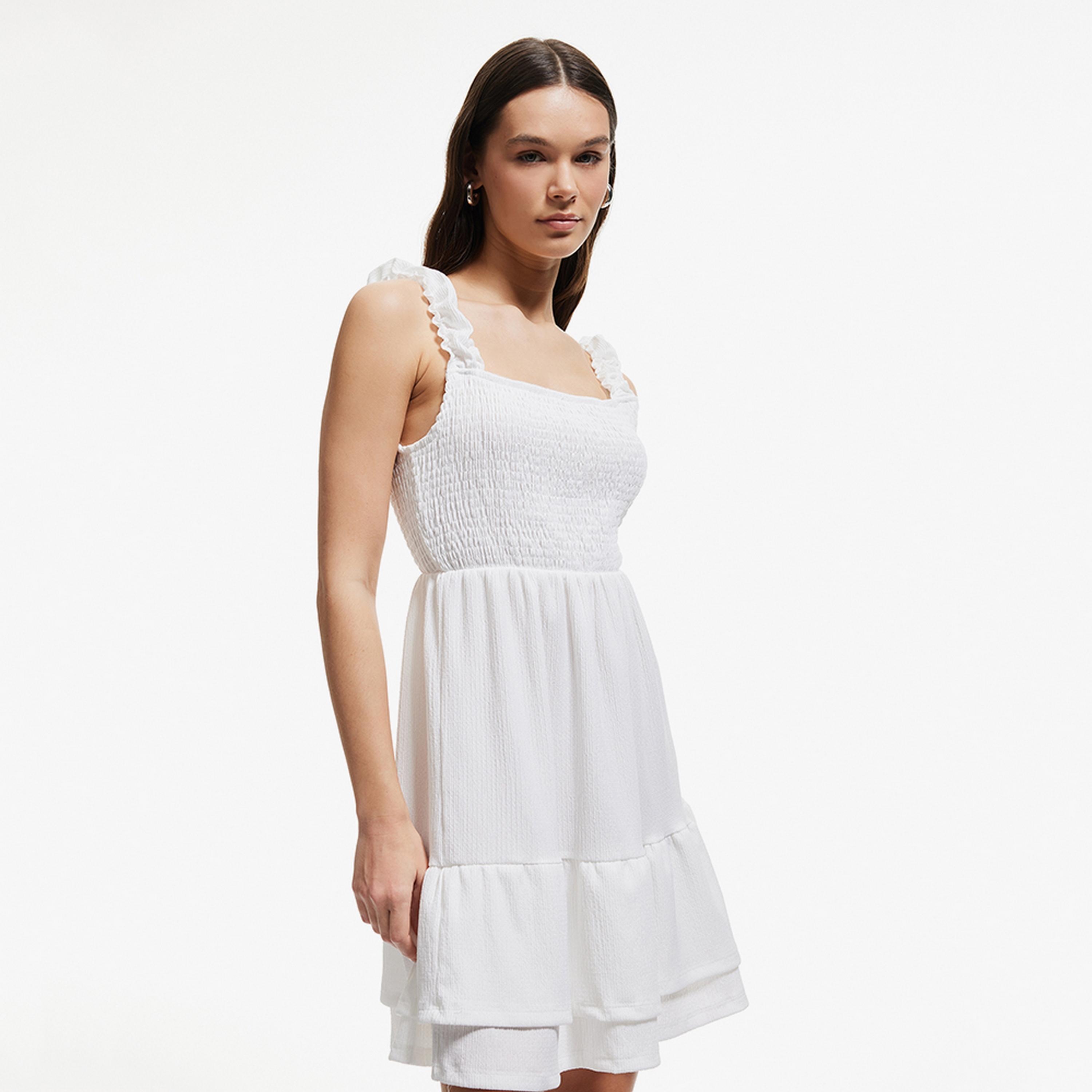 فستان ميني نسائي بياقة مربعة ومزموم باللون الأبيض من كوتون.-women-clothing-dresses-image-2