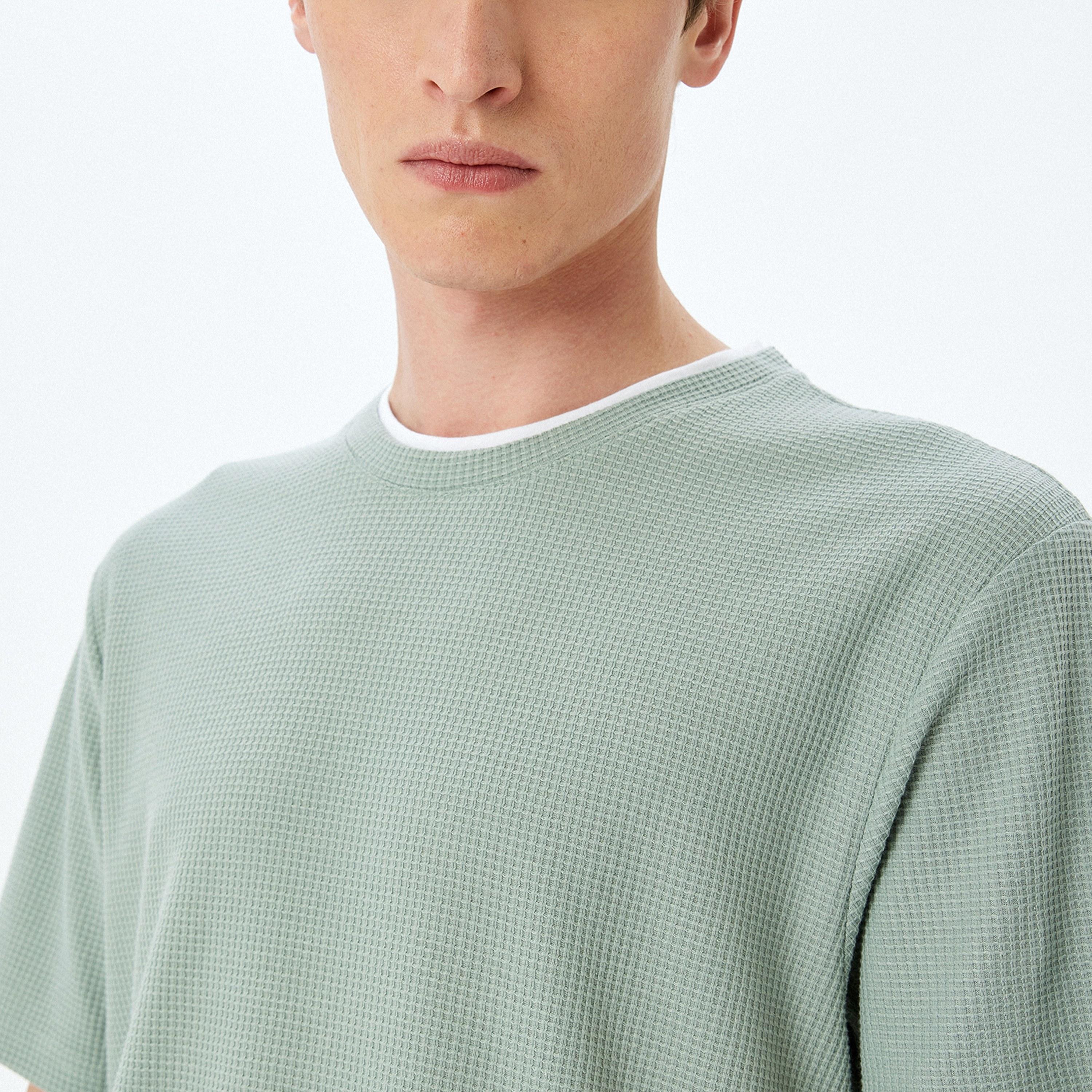 KOTON Textured Crew Neck Short Sleeves Men's T-Shirt-men-clothing-tshirtsandpolos-tshirts-image-3