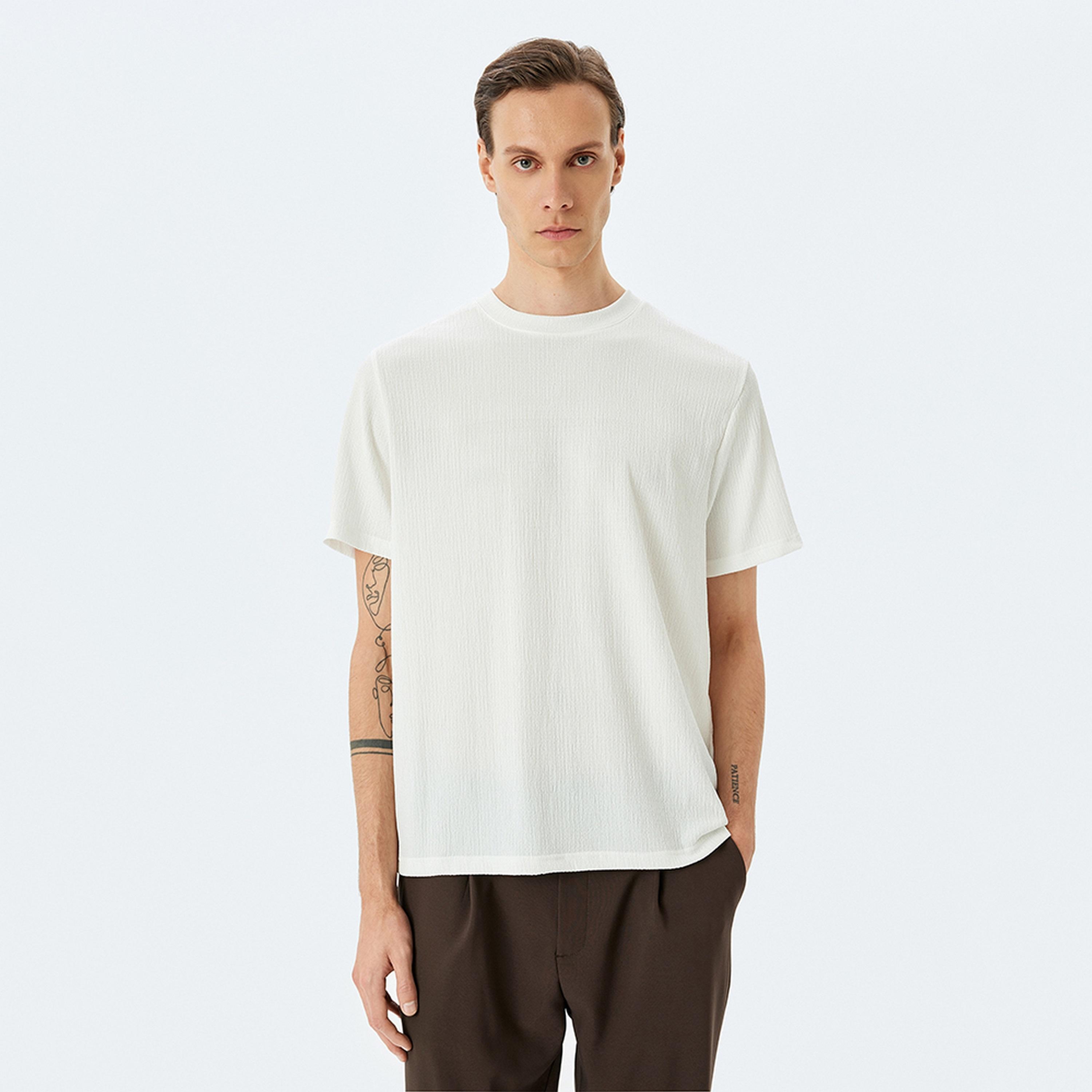 تيشيرت رجالي بأكمام قصيرة وياقة دائرية وتصميم محكم من كوتون.-men-clothing-tshirtsandpolos-tshirts-image-1