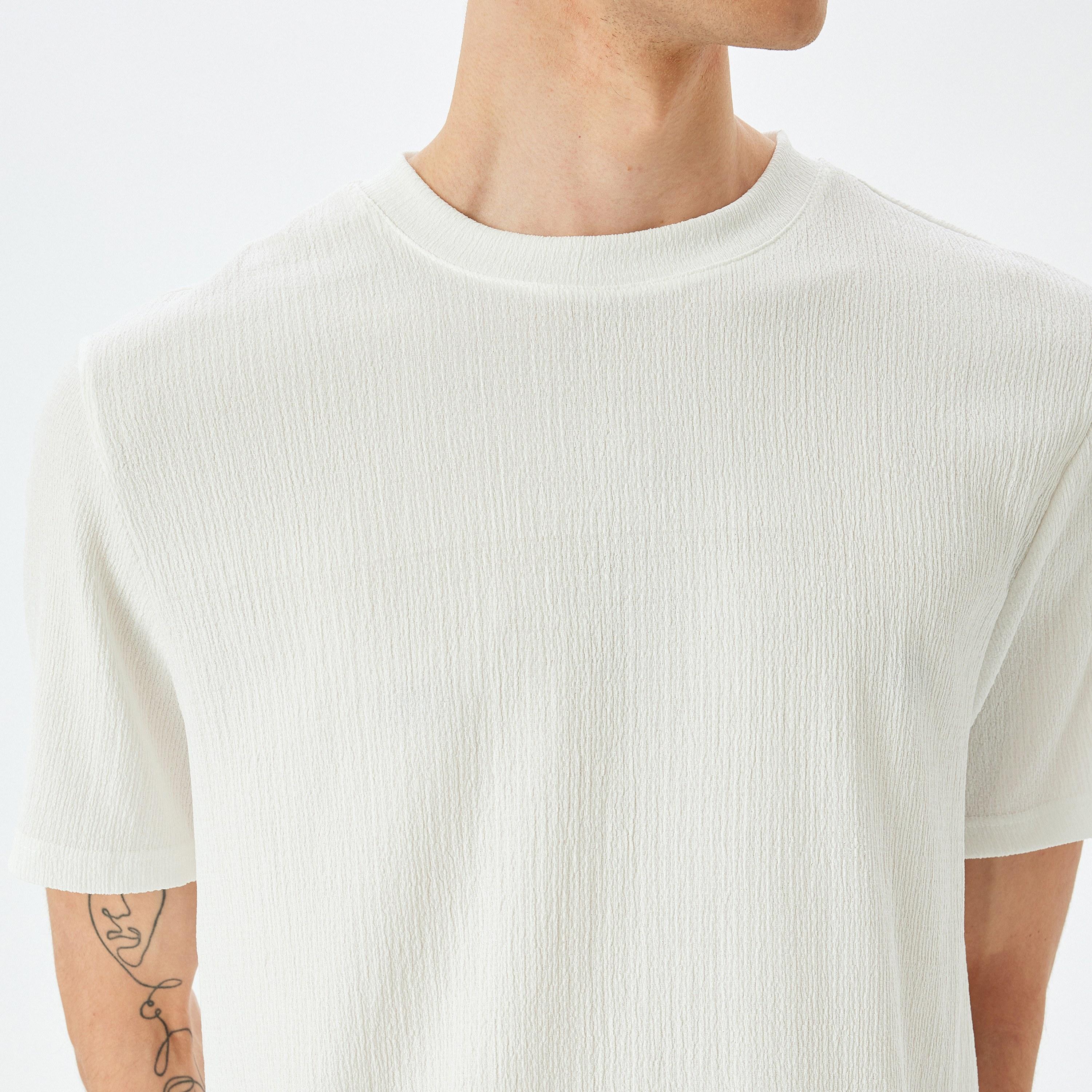 تيشيرت رجالي بأكمام قصيرة وياقة دائرية وتصميم محكم من كوتون.-men-clothing-tshirtsandpolos-tshirts-image-3