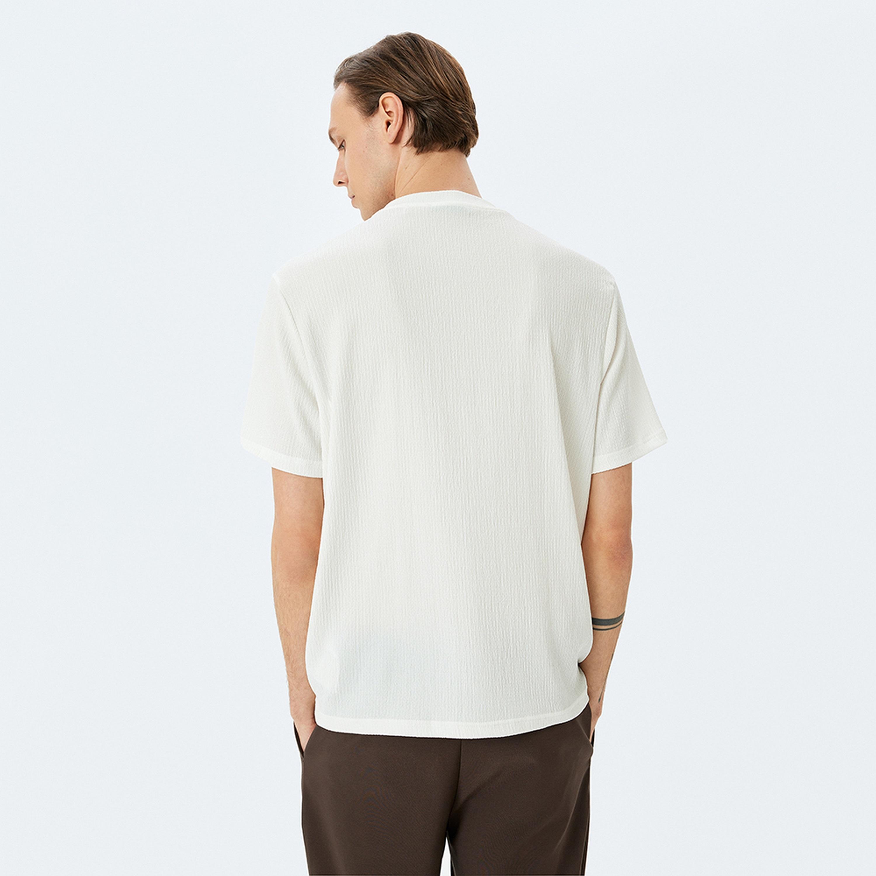 تيشيرت رجالي بأكمام قصيرة وياقة دائرية وتصميم محكم من كوتون.-men-clothing-tshirtsandpolos-tshirts-image-4