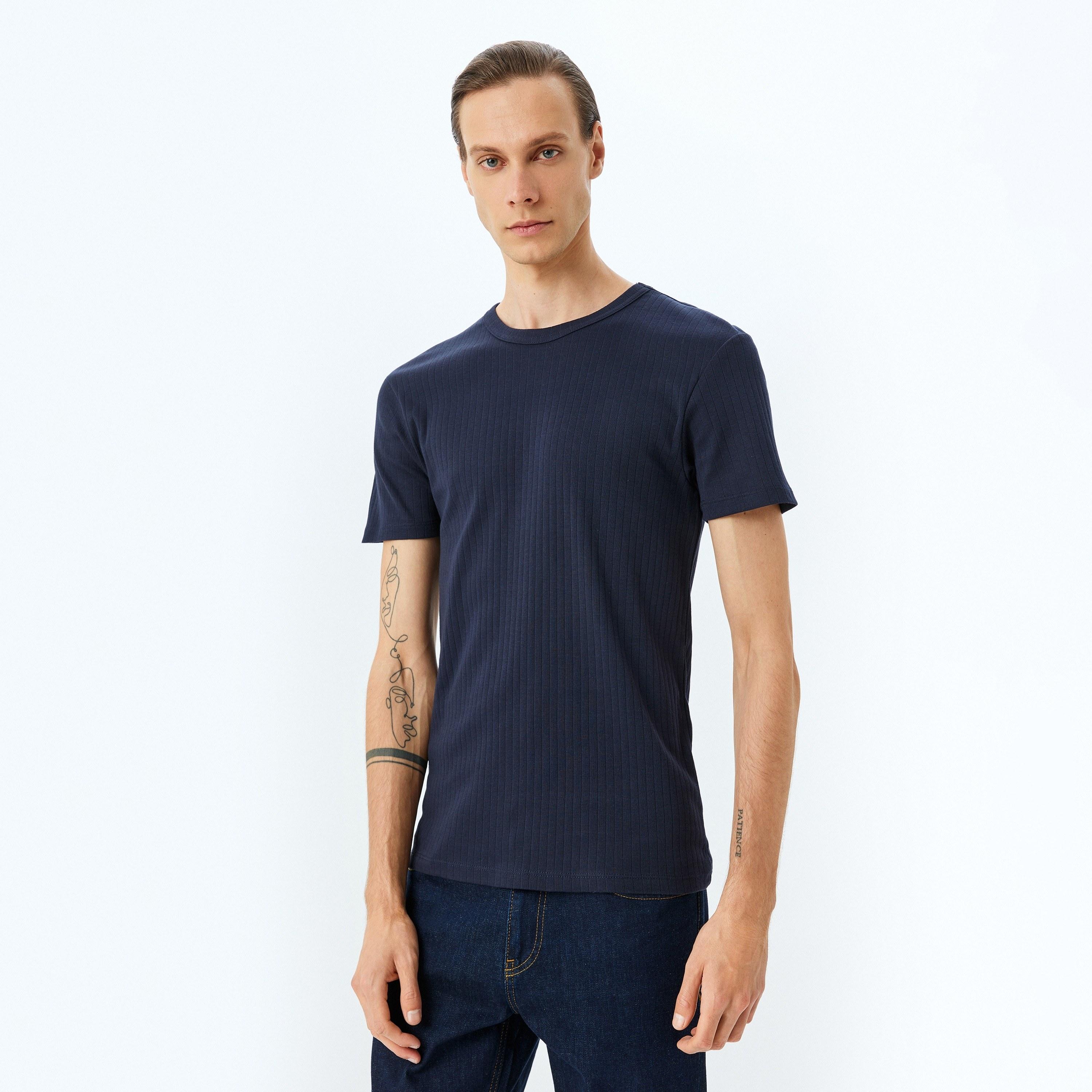 قميص كوتون ذو الياقة الدائرية بأكمام قصيرة للرجال-men-clothing-tshirtsandpolos-tshirts-image-1