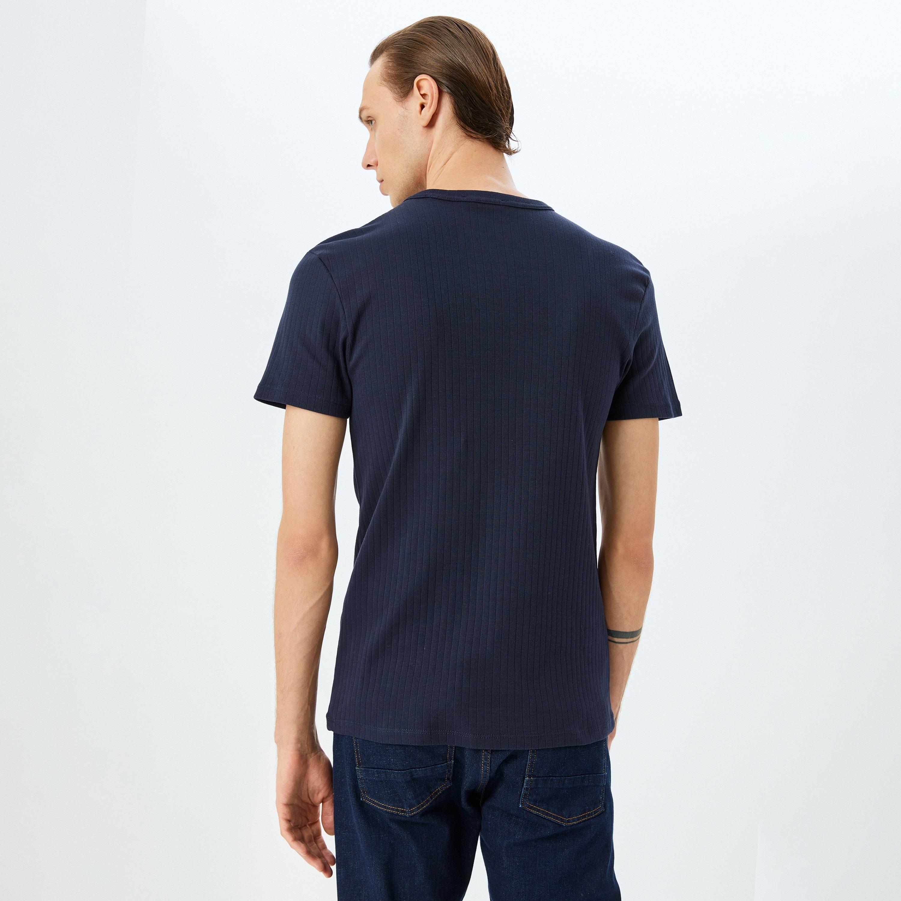 قميص كوتون ذو الياقة الدائرية بأكمام قصيرة للرجال-men-clothing-tshirtsandpolos-tshirts-image-3