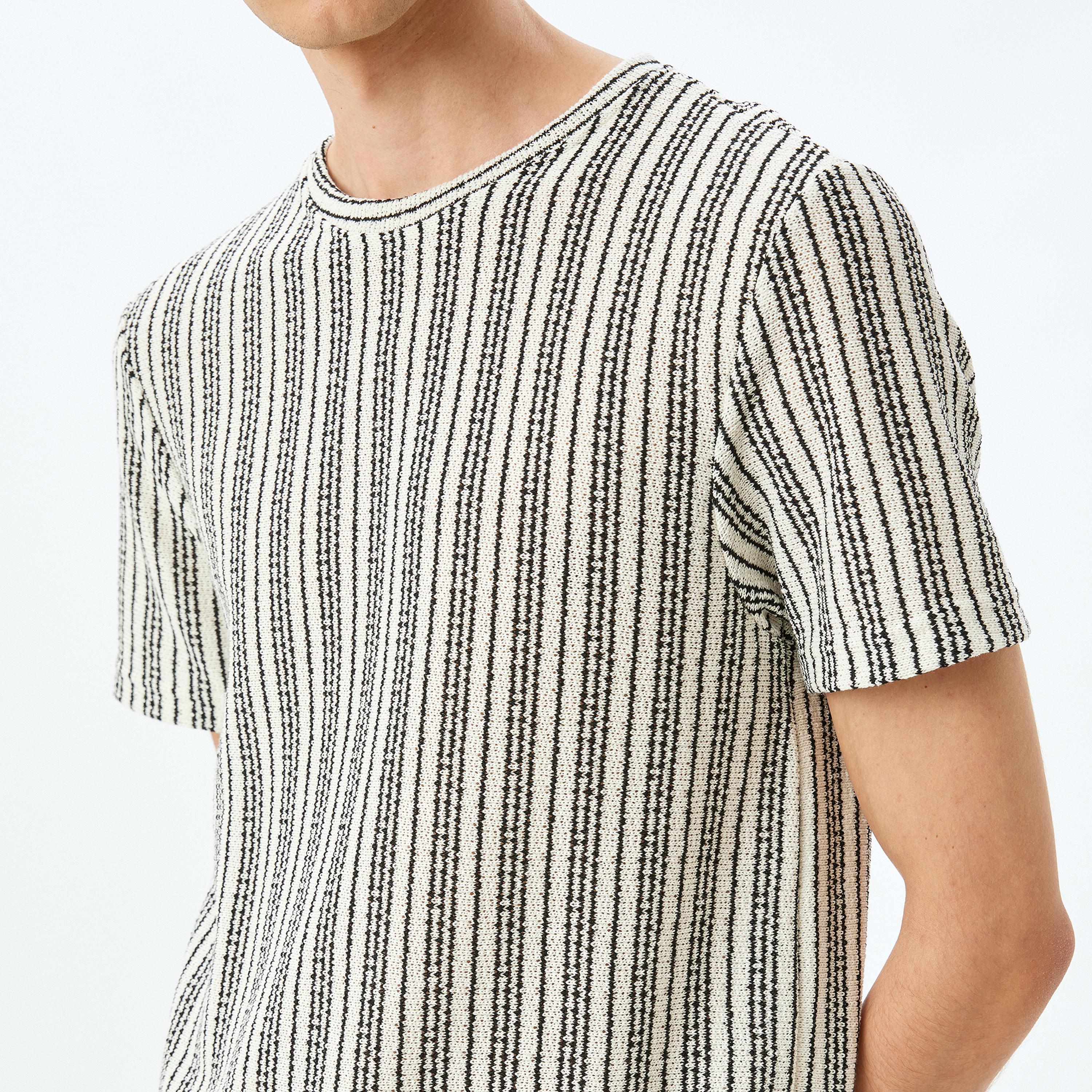 KOTON Textured Crew Neck Short Sleeves Men's T-Shirt-men-clothing-tshirtsandpolos-tshirts-image-5