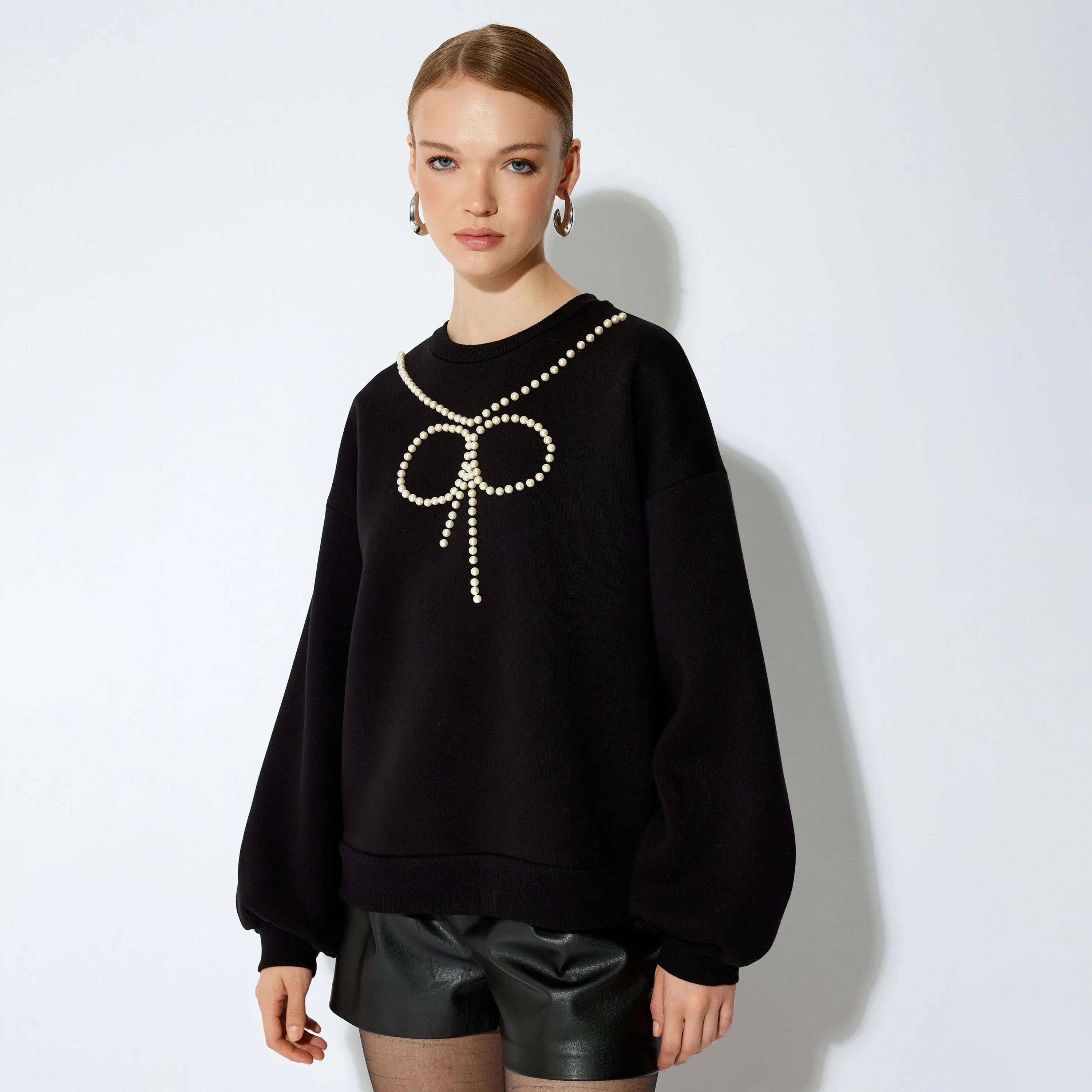 سويت شيرت نسائي بأكمام منسدلة وتفاصيل فيونكة من اللؤلؤ الأسود من كوتون-women-clothing-hoodiesandsweatshirts-sweatshirts-image-1