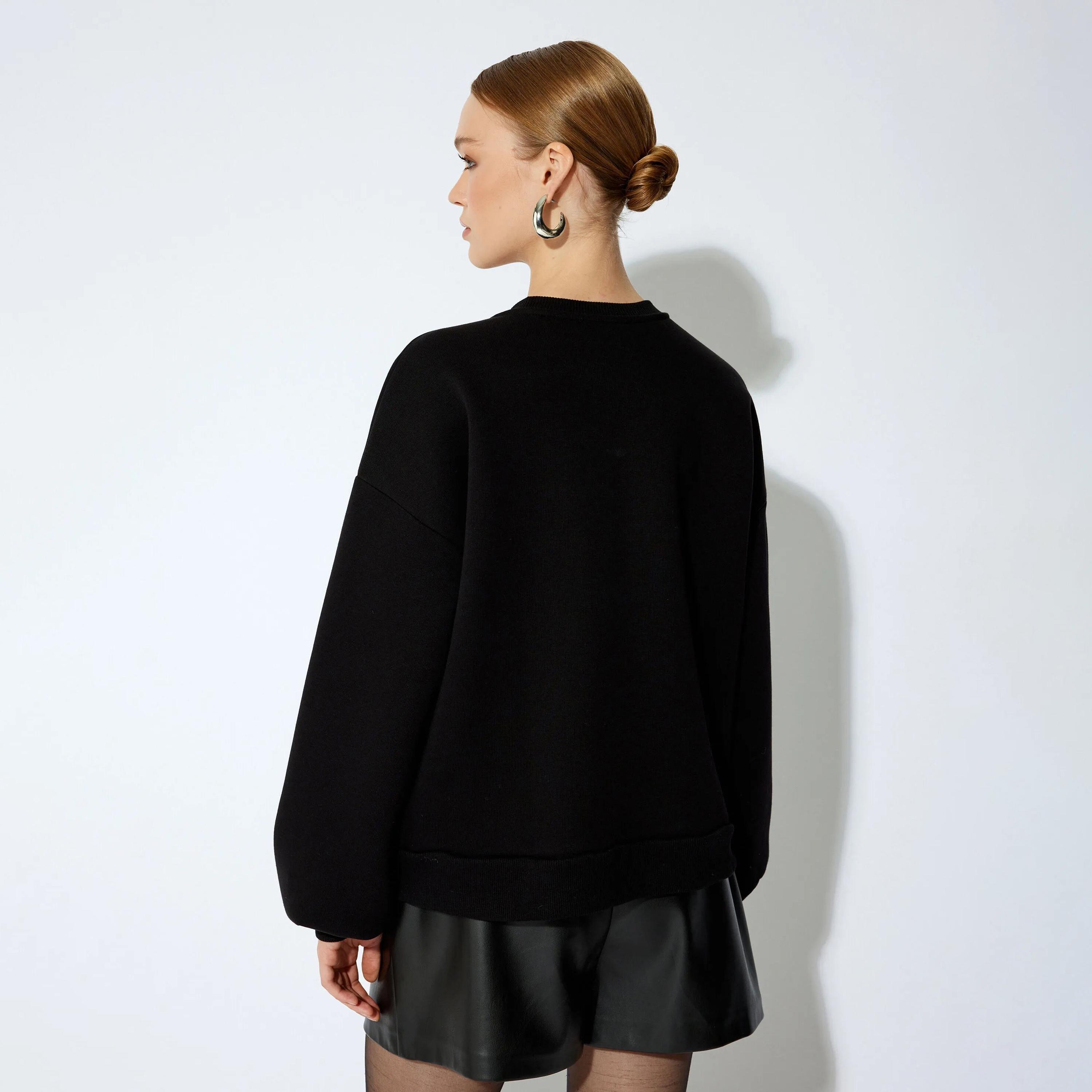 سويت شيرت نسائي بأكمام منسدلة وتفاصيل فيونكة من اللؤلؤ الأسود من كوتون-women-clothing-hoodiesandsweatshirts-sweatshirts-image-3