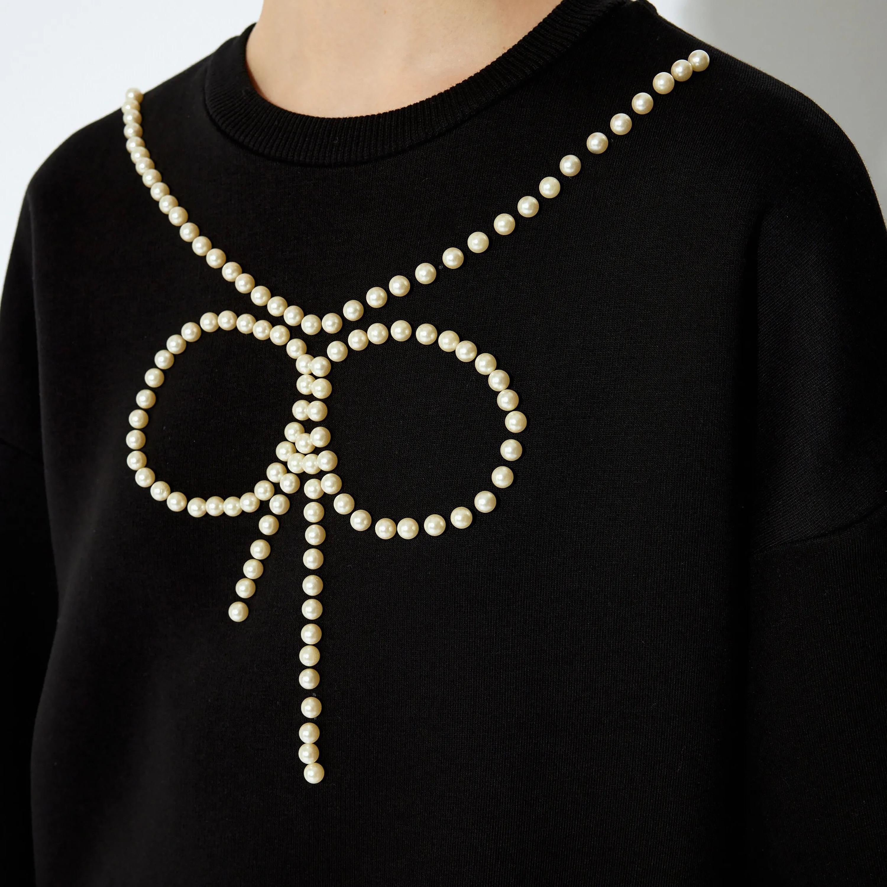 سويت شيرت نسائي بأكمام منسدلة وتفاصيل فيونكة من اللؤلؤ الأسود من كوتون-women-clothing-hoodiesandsweatshirts-sweatshirts-image-4