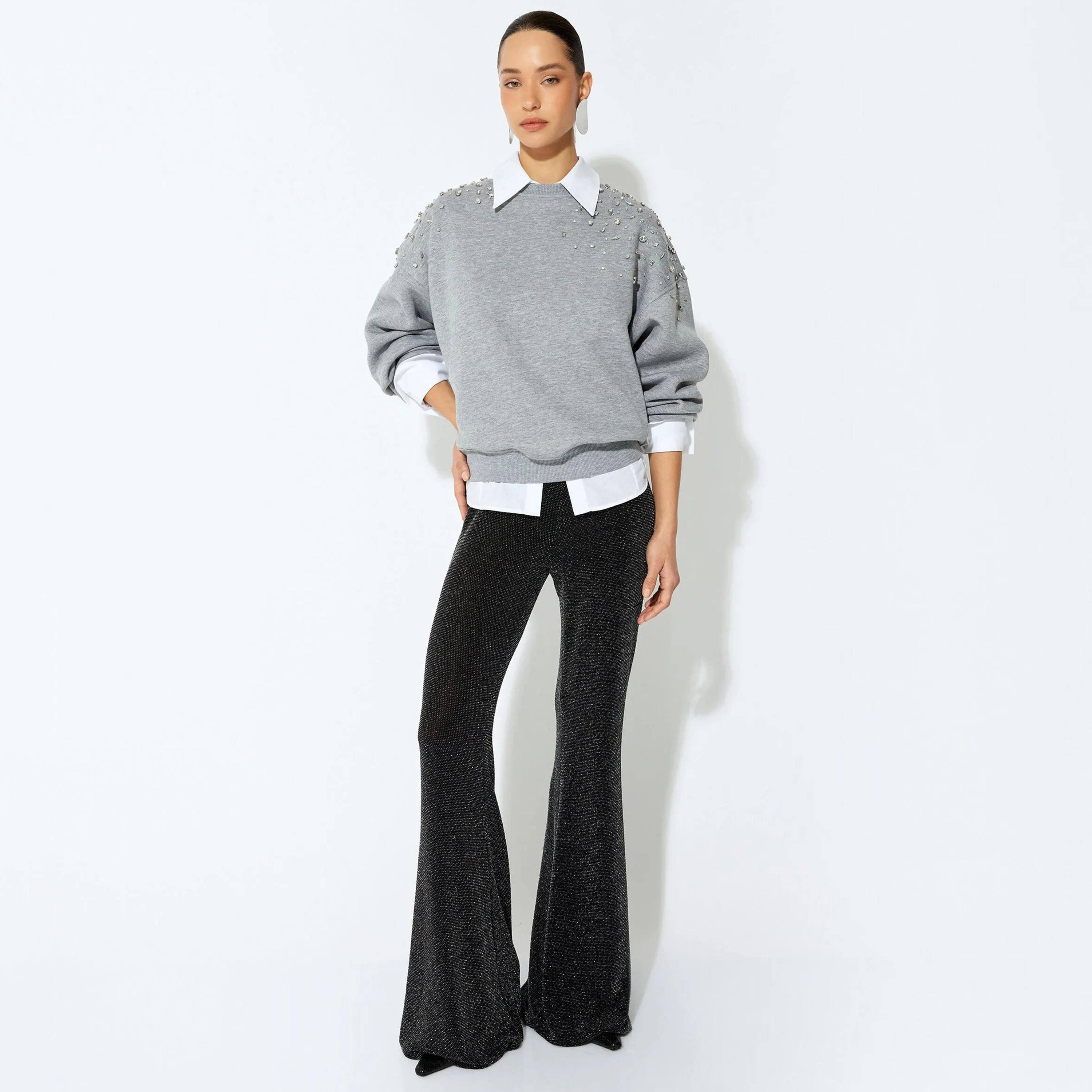 سويت شيرت نسائي بأكمام منسدلة مزين بالكريستال وأحجار الراين باللون الرمادي من كوتون-women-clothing-hoodiesandsweatshirts-sweatshirts-image-2