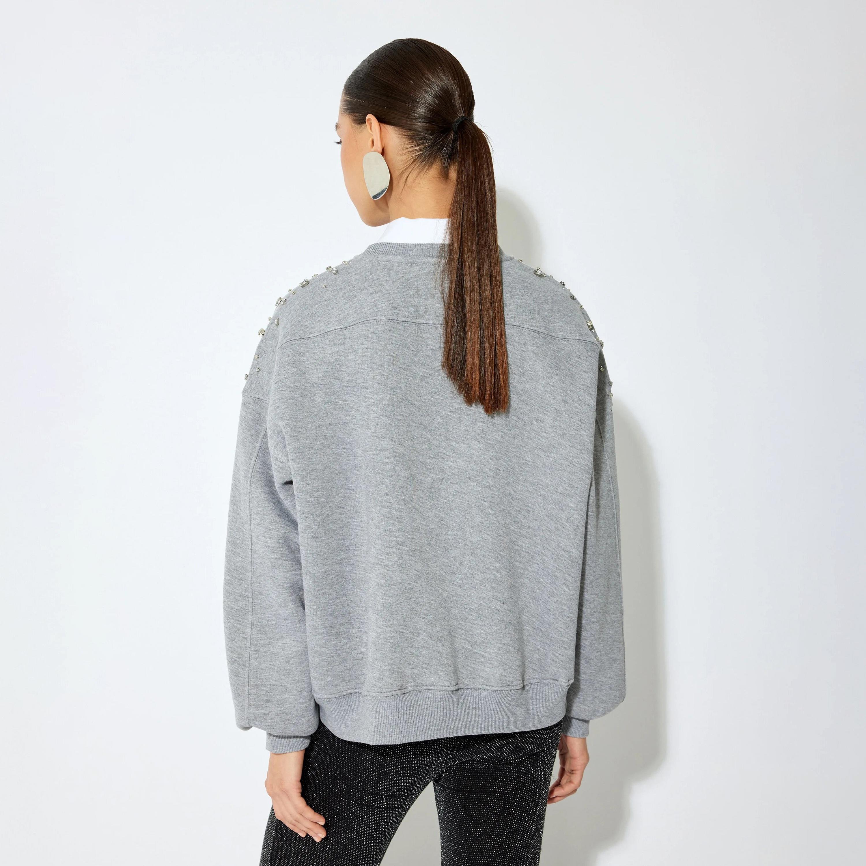 سويت شيرت نسائي بأكمام منسدلة مزين بالكريستال وأحجار الراين باللون الرمادي من كوتون-women-clothing-hoodiesandsweatshirts-sweatshirts-image-3