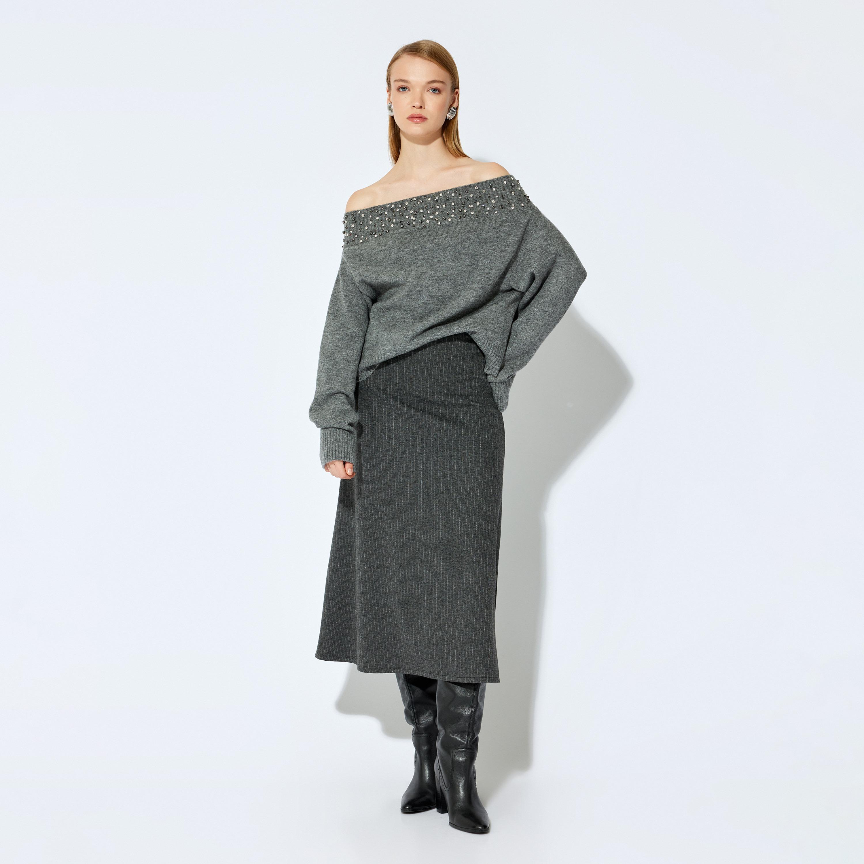 تنورة نسائية بقصة ايه-لاين ومخططة بلون رمادي من كوتون-women-clothing-skirts-image-2