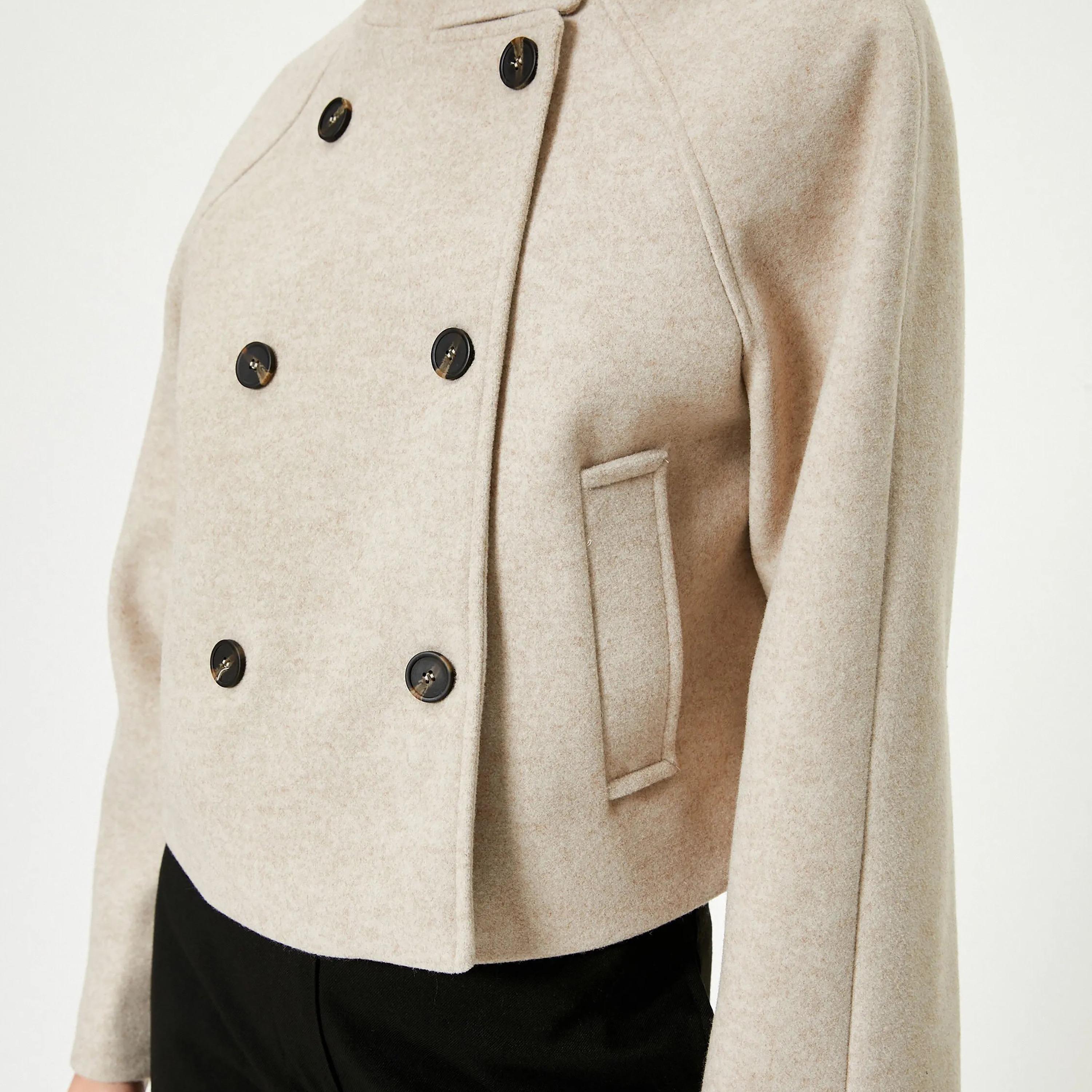 معطف نسائي بيج بياقة عالية وصديرية مزدوجة من كوتون-women-winterwear-coatsandjackets-coats-image-4