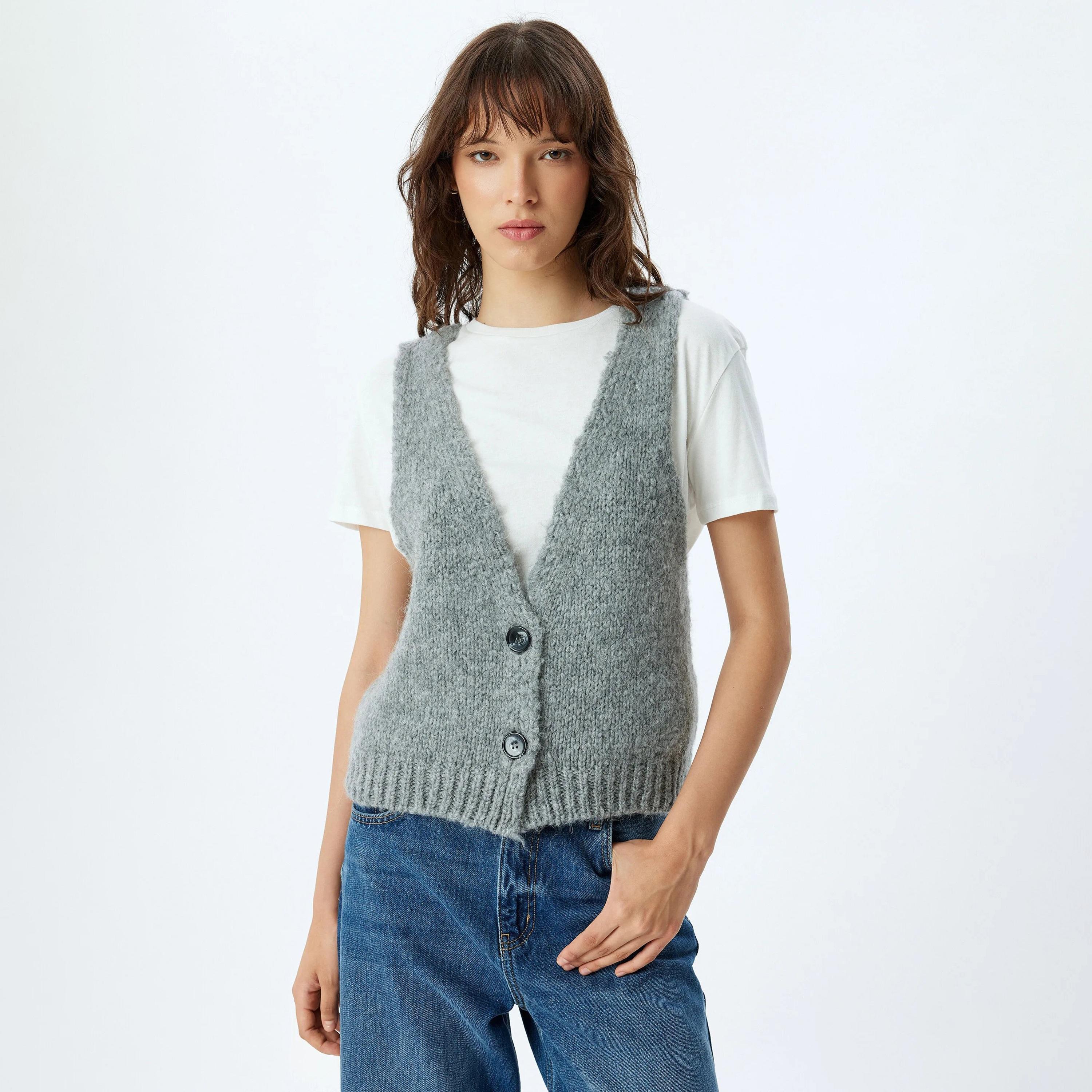 سترة نسائية محبوكة باللون الرمادي من كوتون-women-winterwear-coatsandjackets-waistcoats-image-1