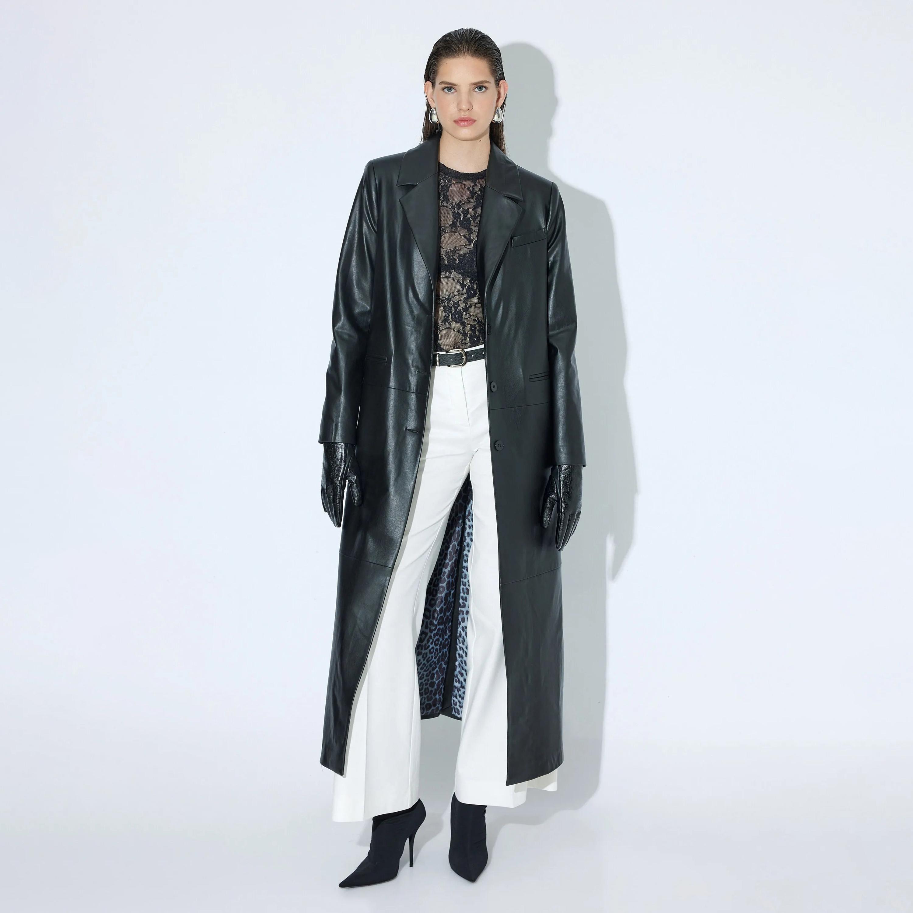 معطف ترنش أسود اللون للنساء مع ياقة مطوية من كوتون-women-winterwear-coatsandjackets-coats-image-1