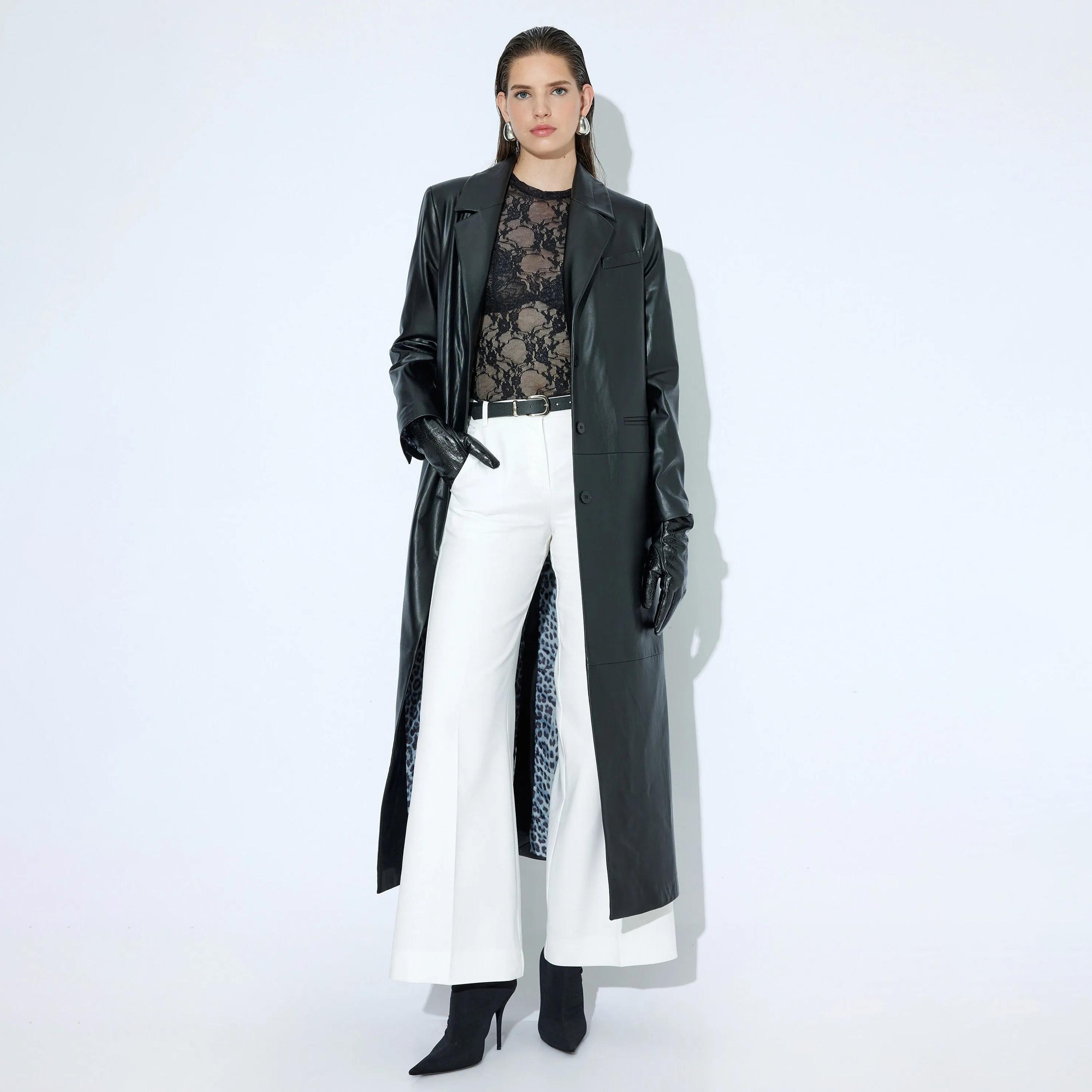 معطف ترنش أسود اللون للنساء مع ياقة مطوية من كوتون-women-winterwear-coatsandjackets-coats-image-2