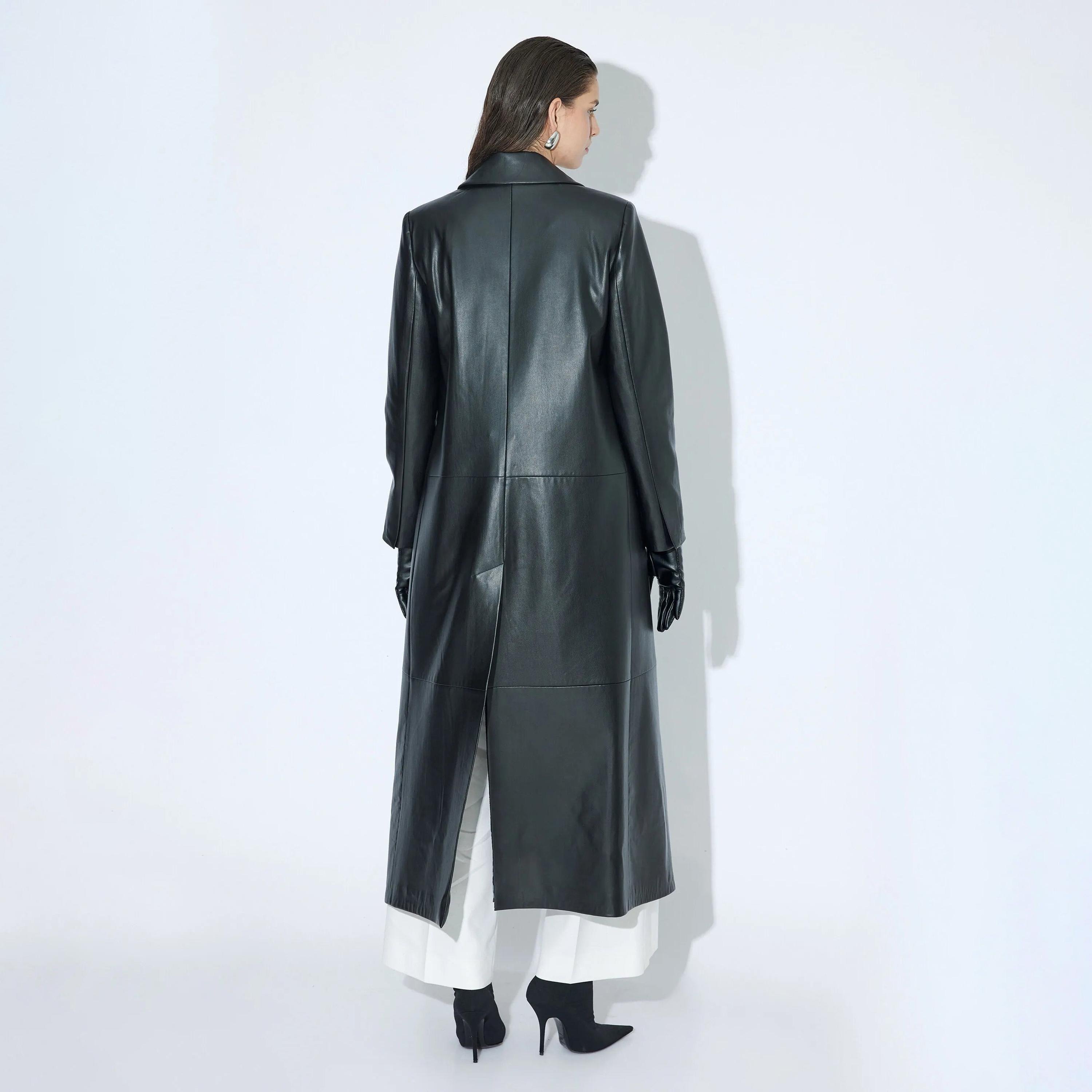معطف ترنش أسود اللون للنساء مع ياقة مطوية من كوتون-women-winterwear-coatsandjackets-coats-image-3