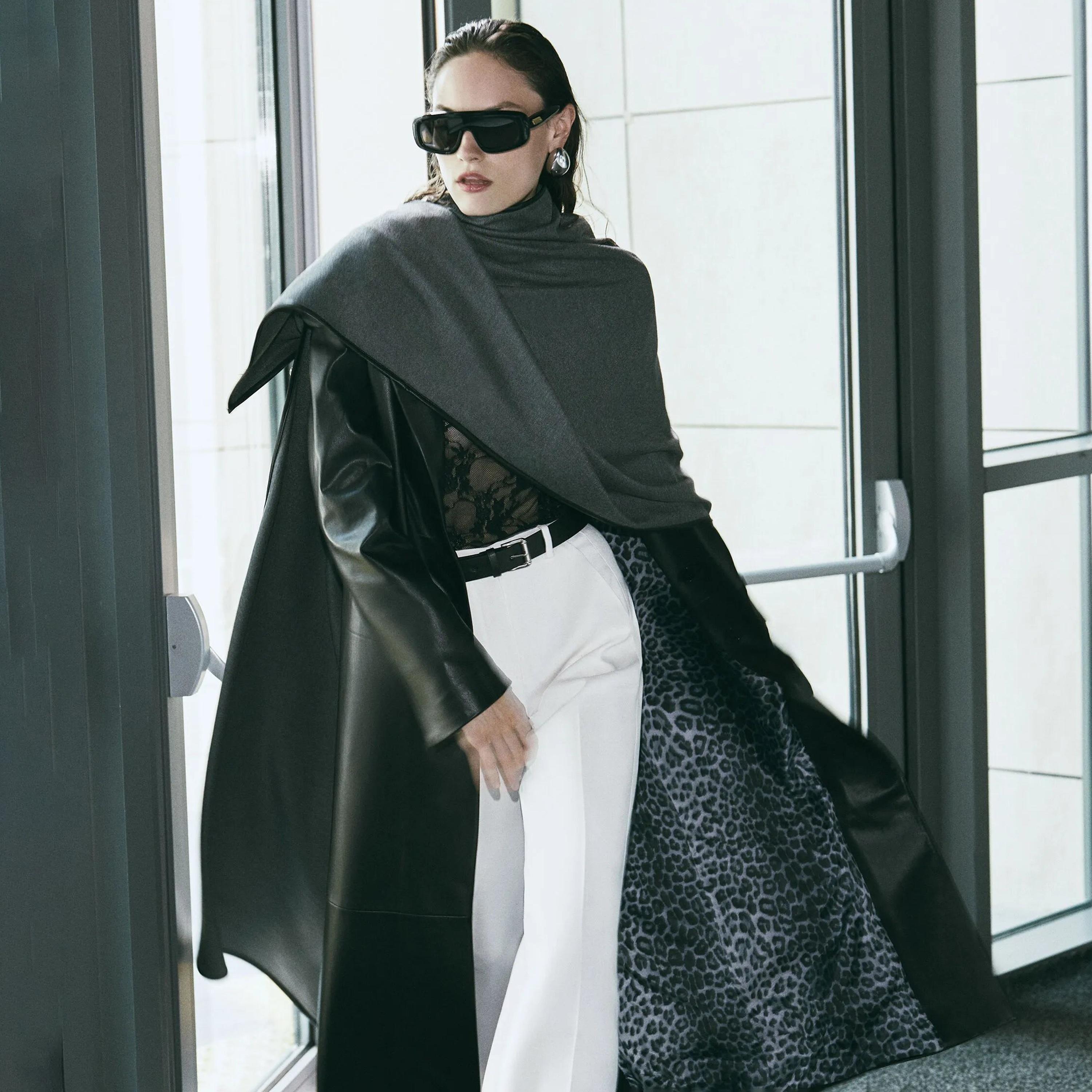معطف ترنش أسود اللون للنساء مع ياقة مطوية من كوتون-women-winterwear-coatsandjackets-coats-image-4