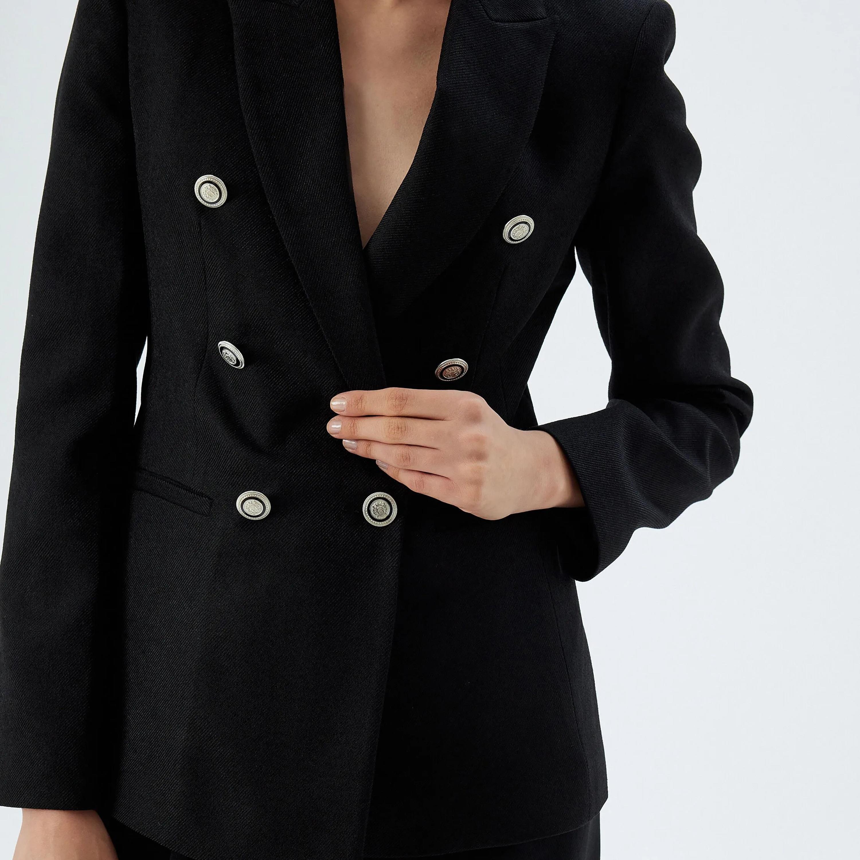 بليزر نسائي أسود اللون ذو ياقة مزدوجة الصدر من كوتون-women-clothing-coatsandjackets-blazers-image-1