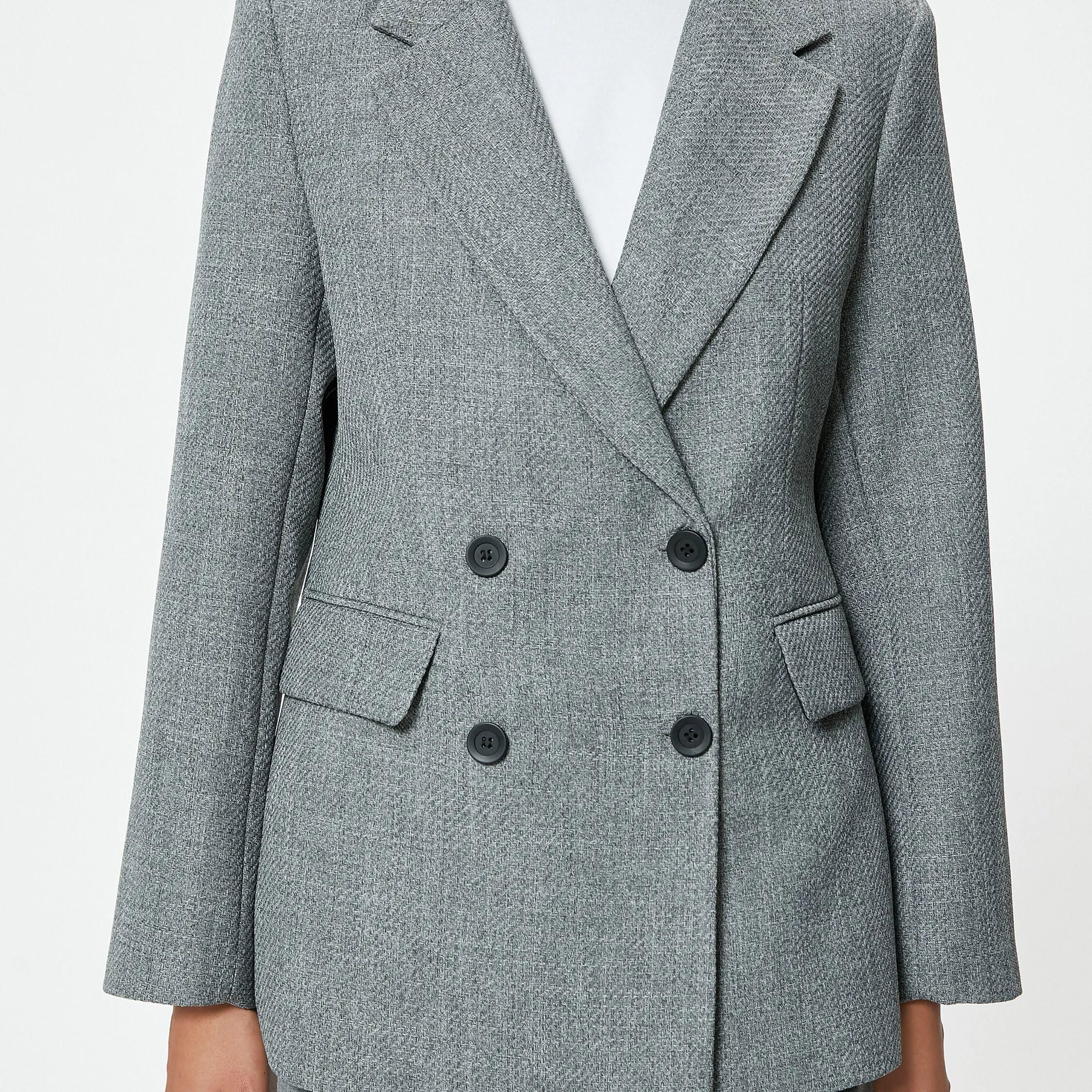 بليزر نسائي رمادي اللون ذو ياقة مطوية وصدر مزدوج من كوتون-women-clothing-coatsandjackets-blazers-image-4