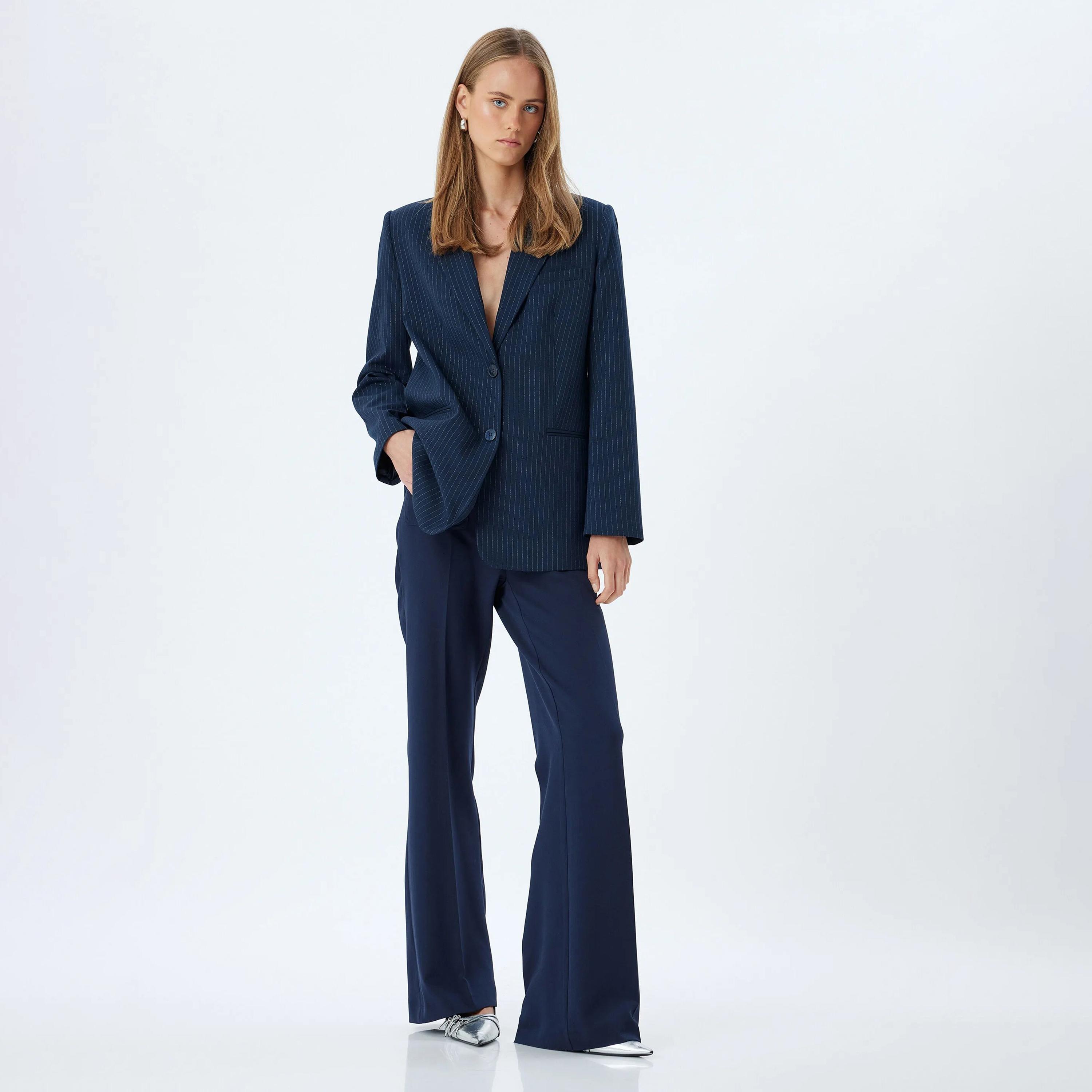 سترة نسائية مخططة باللون الأزرق مع ياقة على شكل صدر واحد من كوتون-women-clothing-coatsandjackets-blazers-image-2