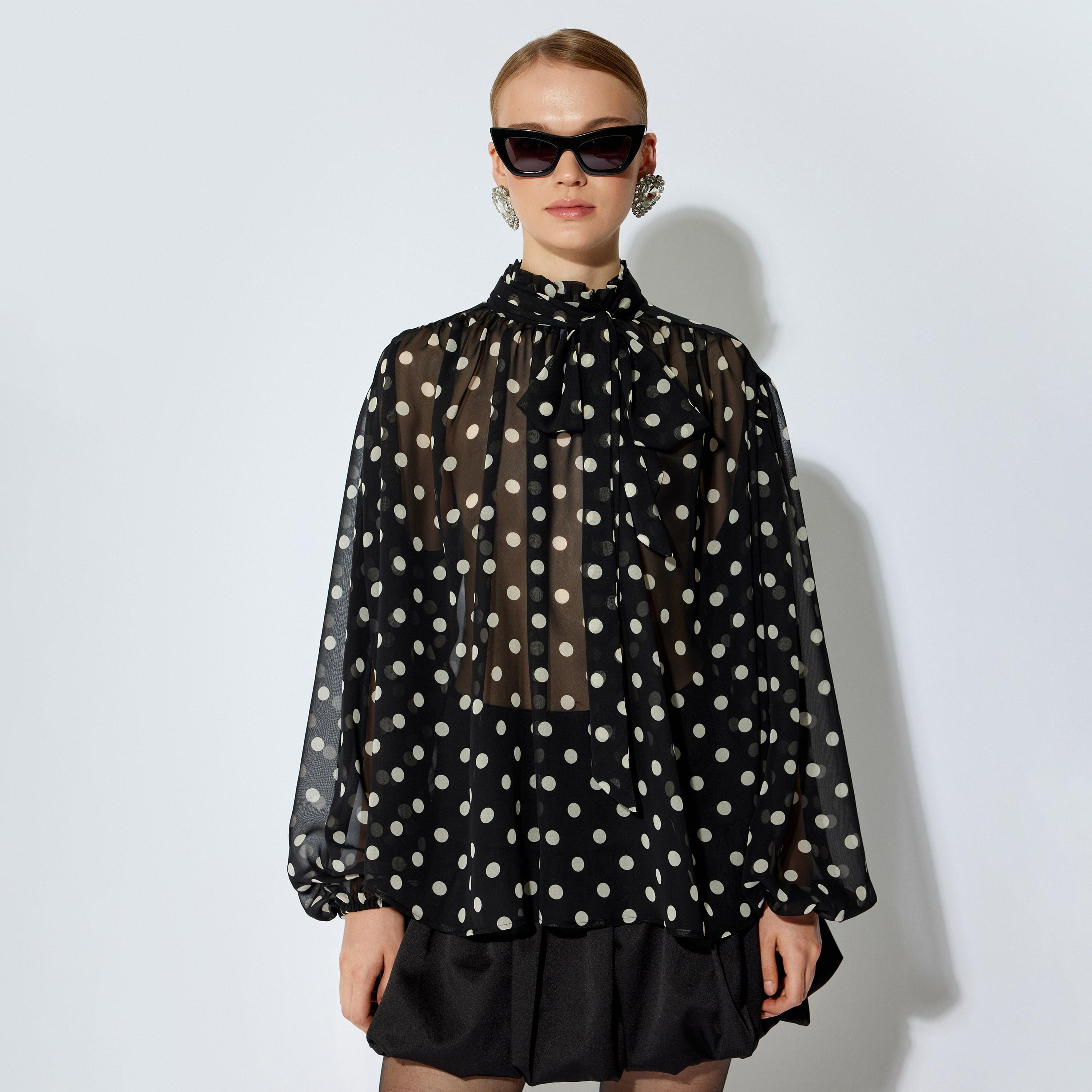 توب شيفون نسائي بنقاط بولكا وياقة برباط وأكمام بالون بلون أسود من كوتون-women-clothing-shirtsandblouses-blouses-image-1
