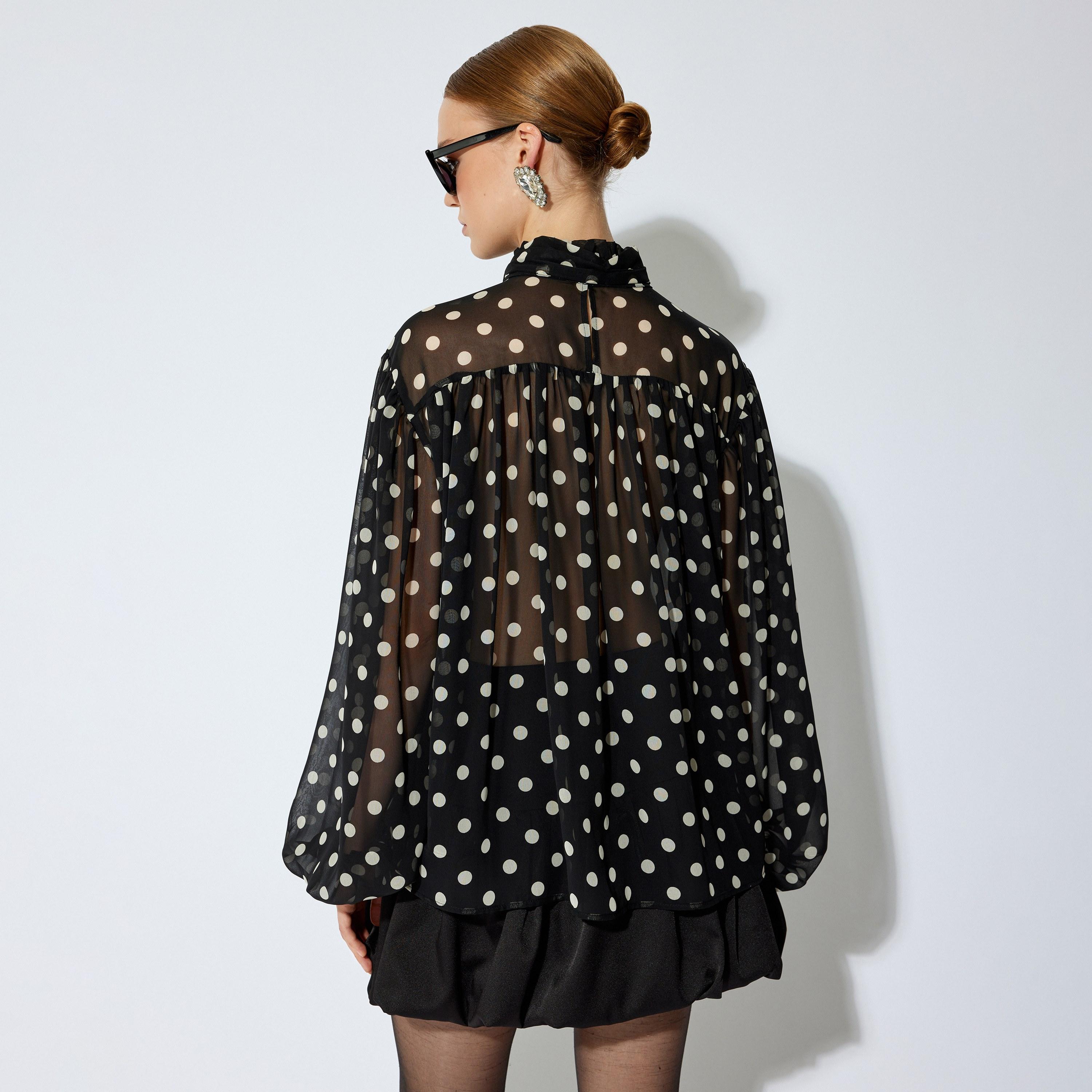توب شيفون نسائي بنقاط بولكا وياقة برباط وأكمام بالون بلون أسود من كوتون-women-clothing-shirtsandblouses-blouses-image-3