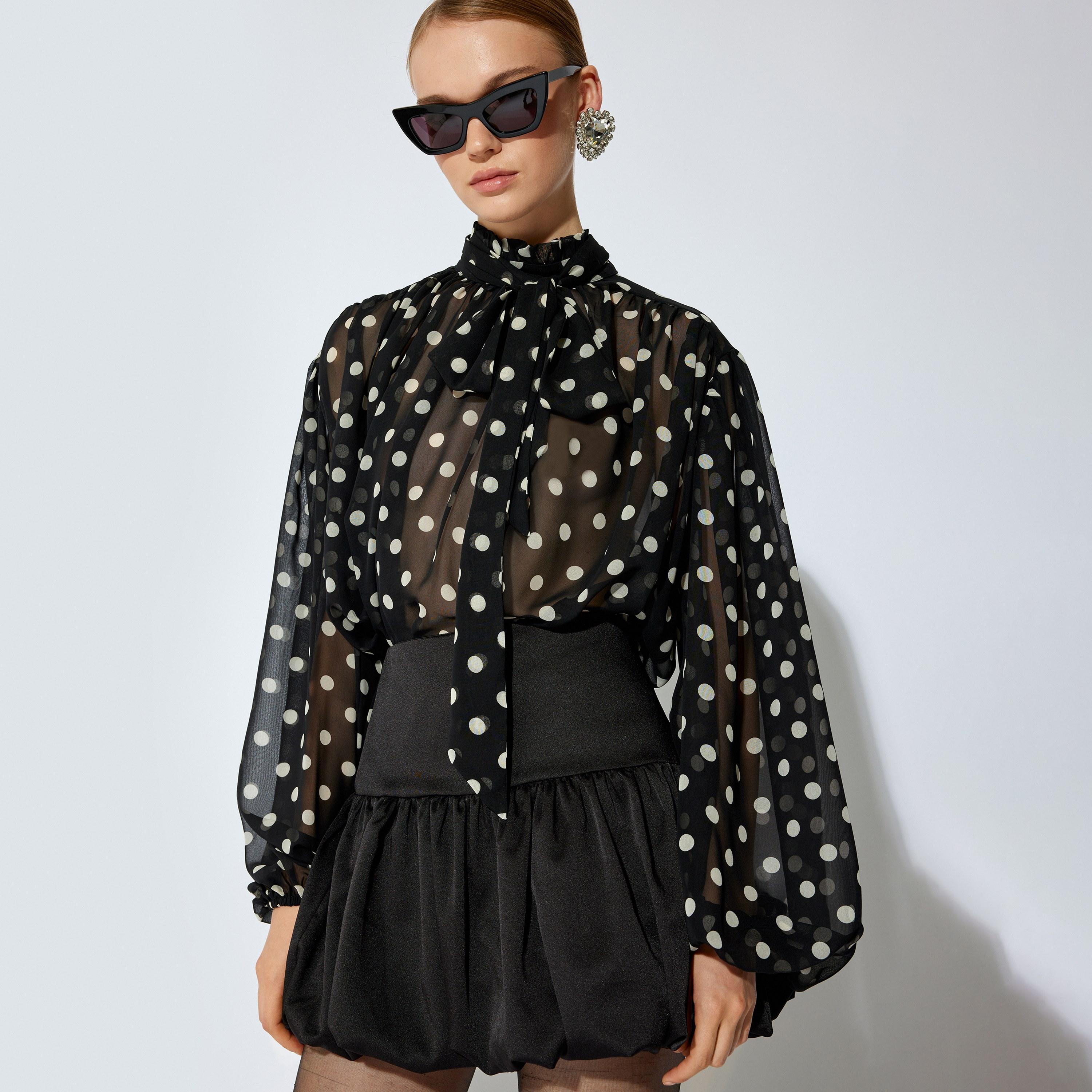 توب شيفون نسائي بنقاط بولكا وياقة برباط وأكمام بالون بلون أسود من كوتون-women-clothing-shirtsandblouses-blouses-image-4