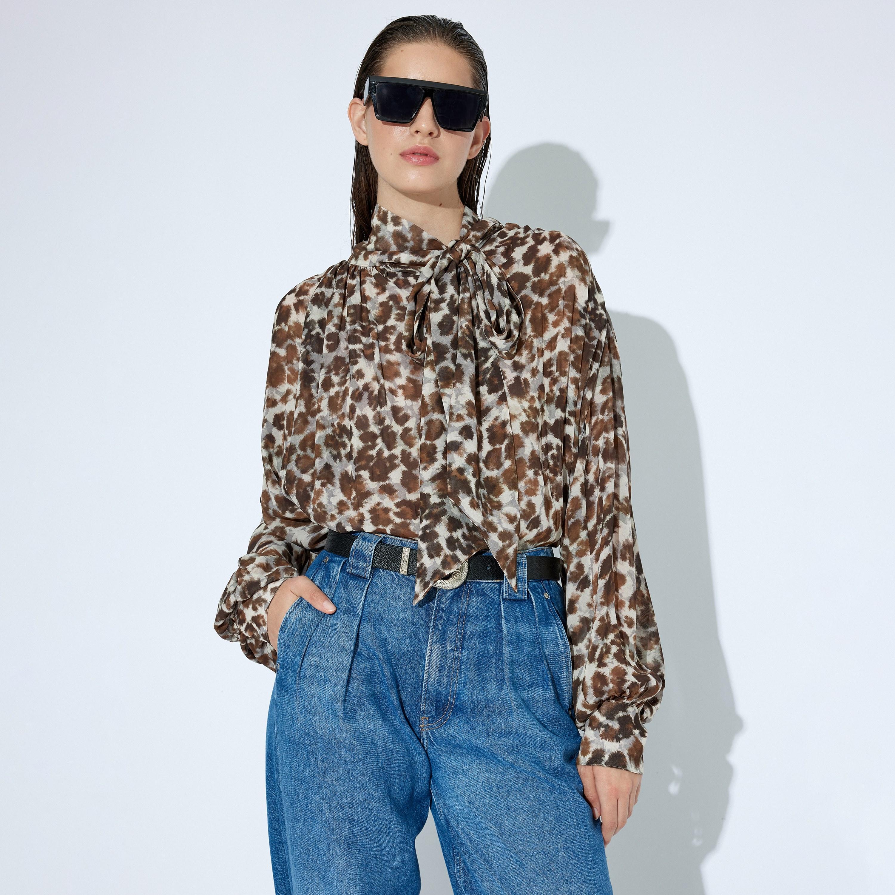 توب نسائي بطبعة مجردة وياقة برباط وأكمام بيشوب بلون بني من كوتون-women-clothing-shirtsandblouses-blouses-image-1