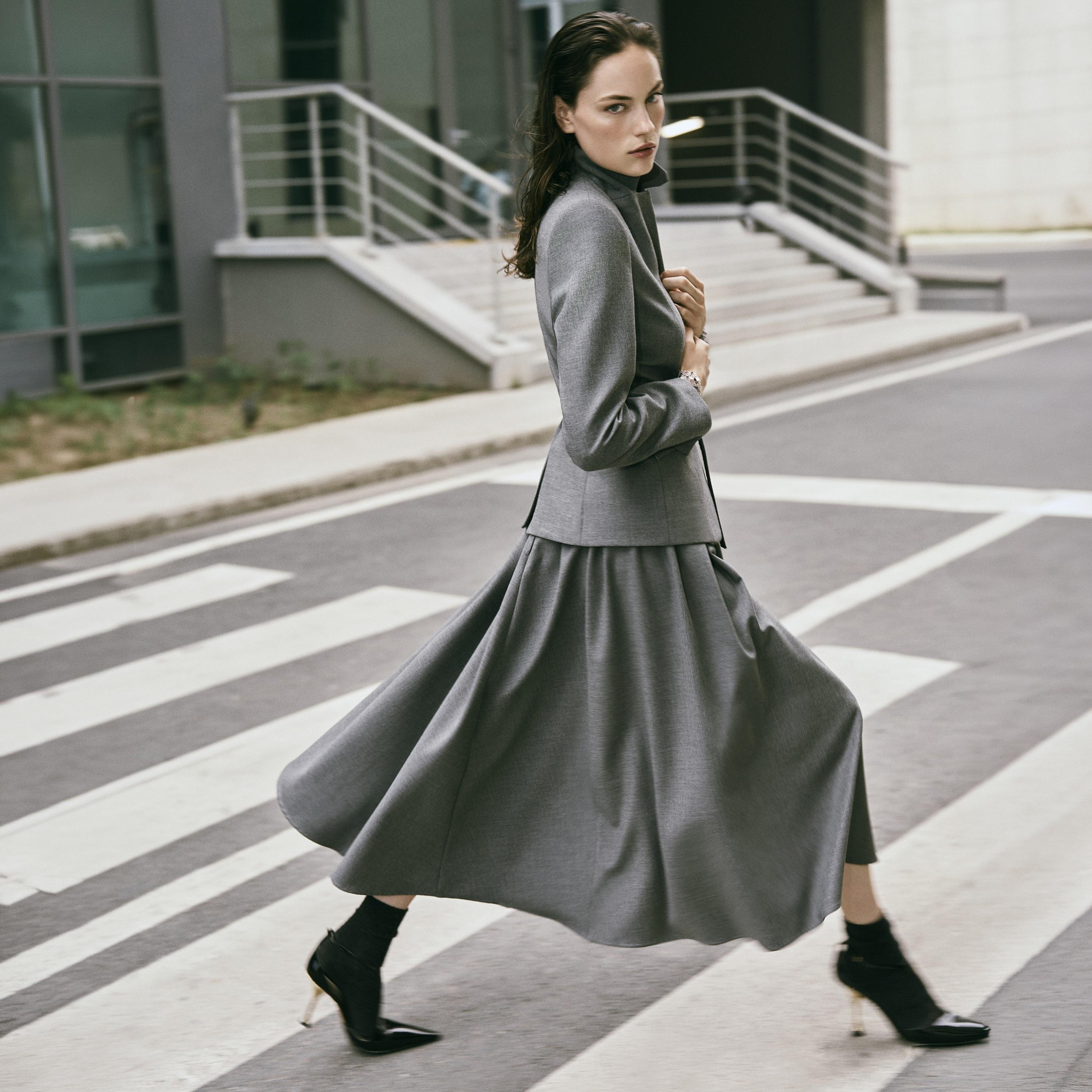 تنورة نسائية بتصميم واسع (فليرد) بلون رمادي من كوتون-women-clothing-skirts-image-3